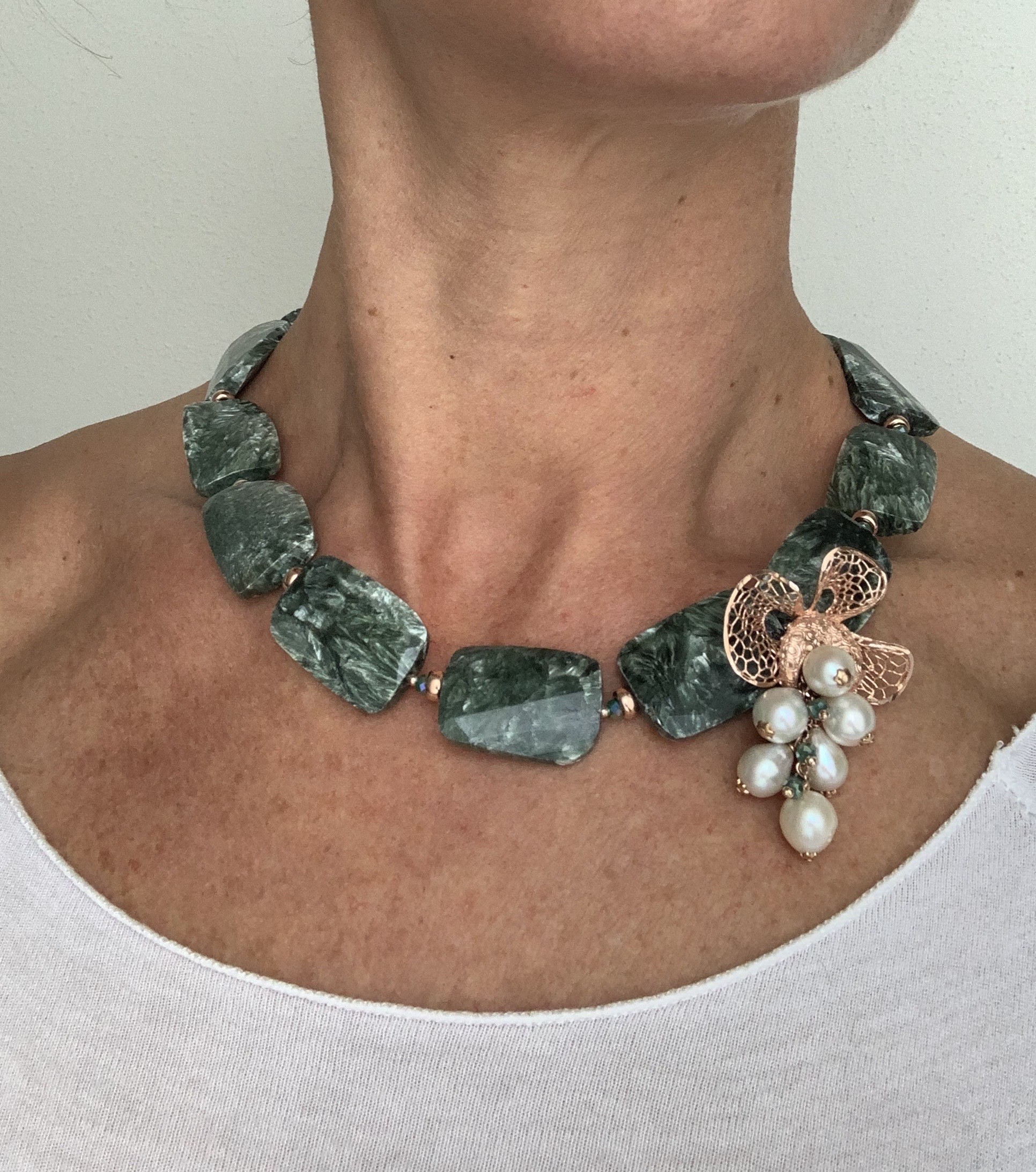 Girocollo di rettangoli di serpentino con grappolo di perle bianche e argento placcato oro rosa