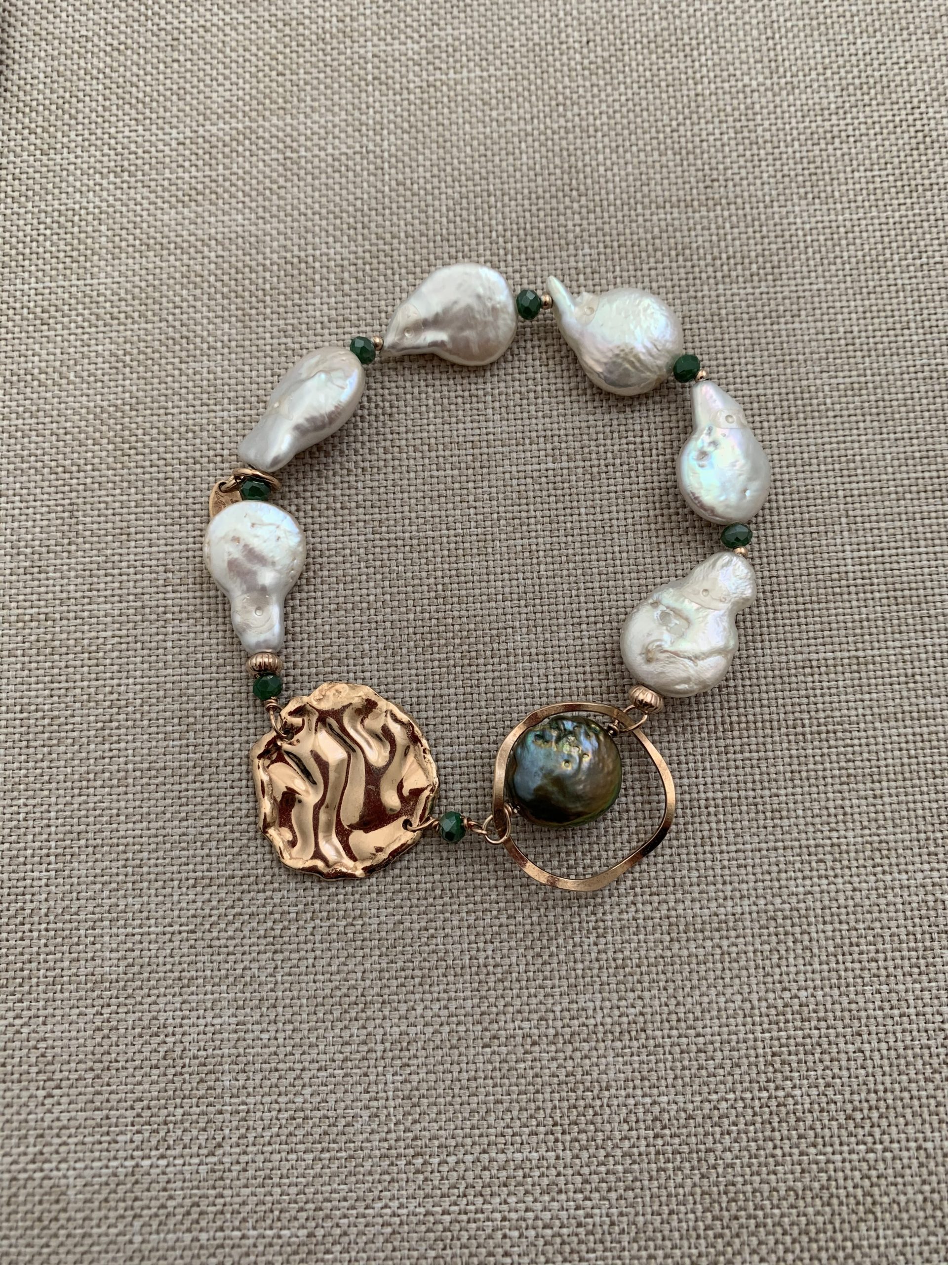 Bracciale elastico con perle piatte biache e verdi e argento placcato oro rosa