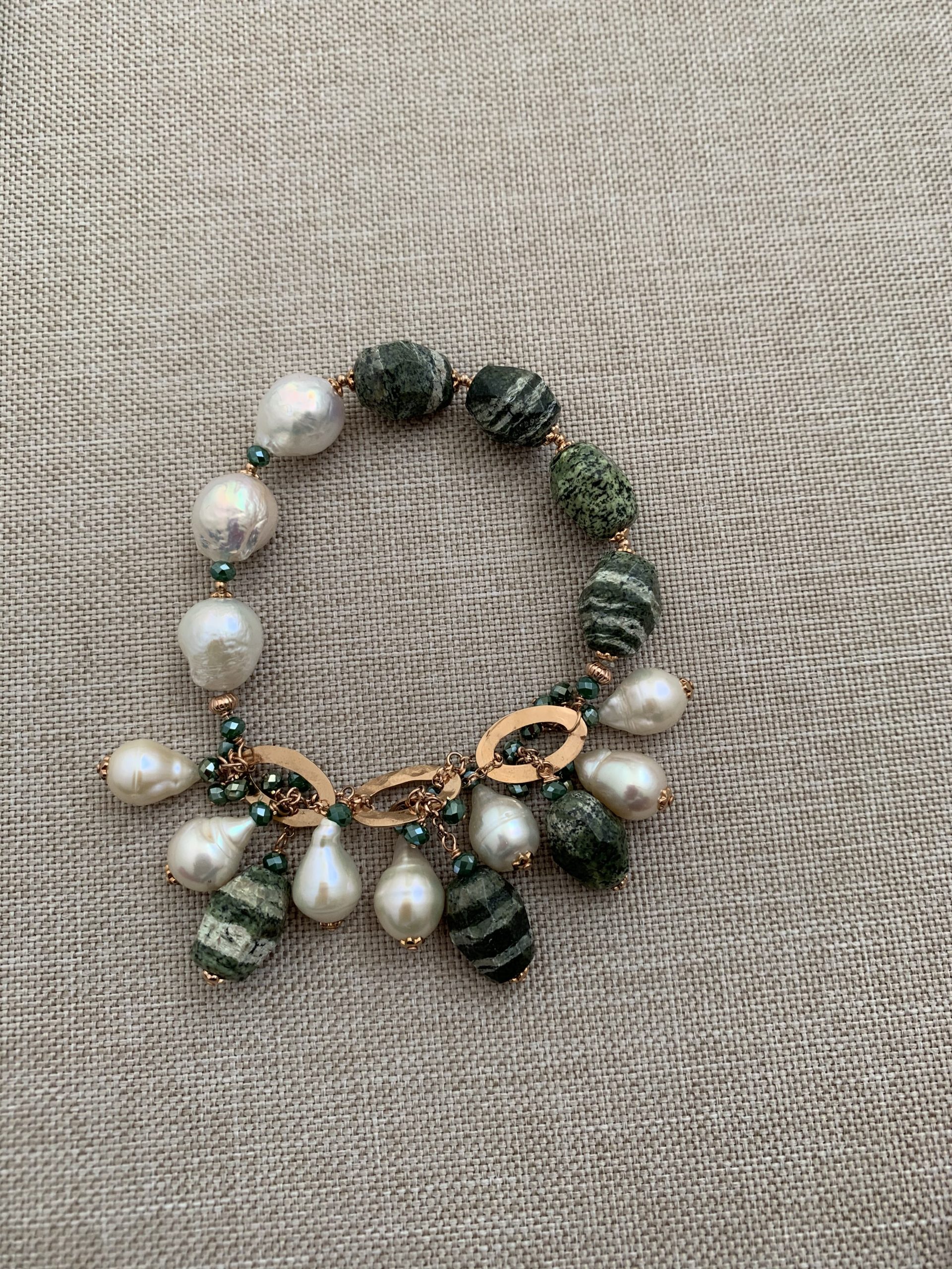 Bracciale elastico con ciondoli serpentino, perle barocche e argento placcato oro rosa