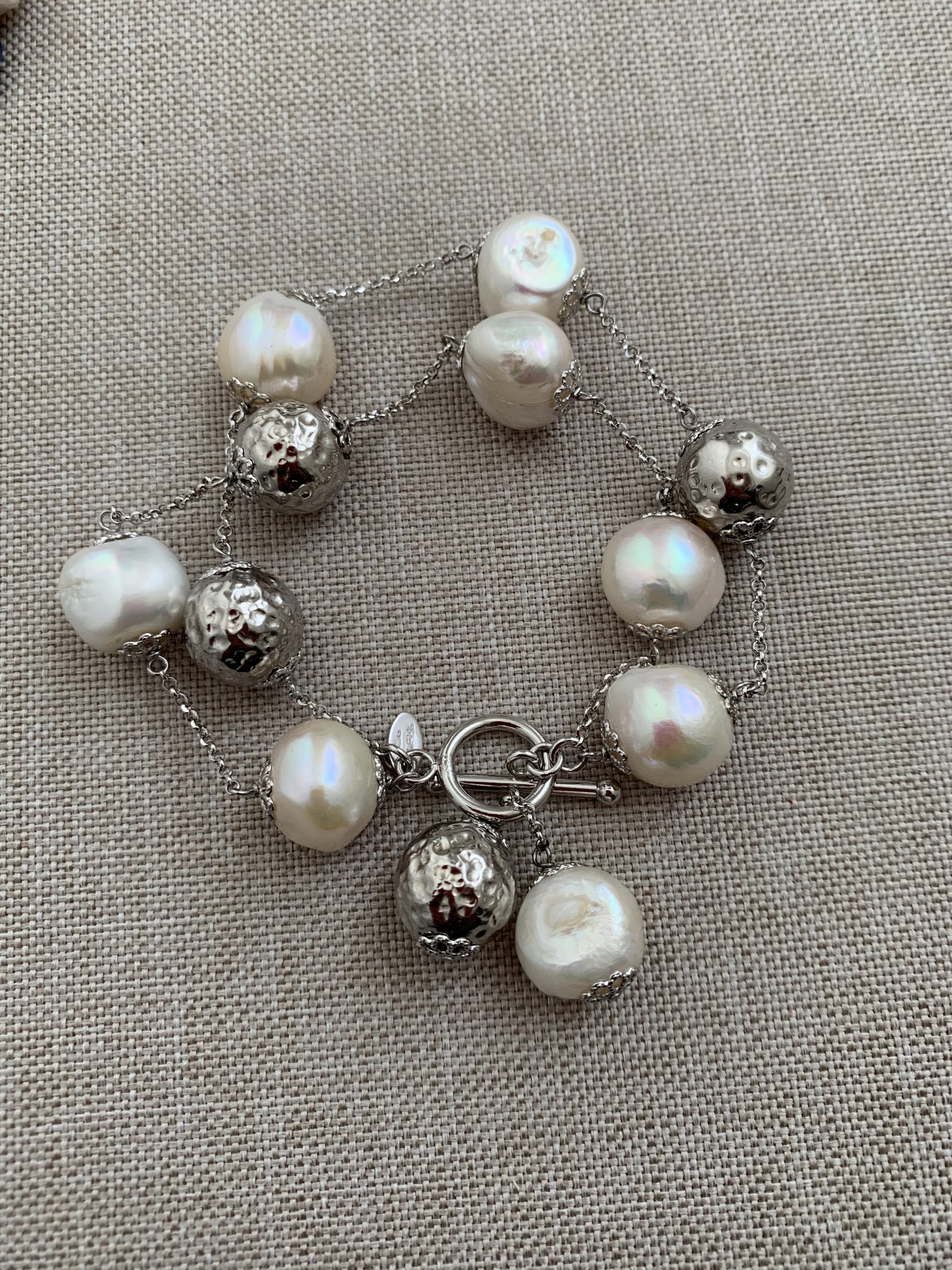 Bracciale incatenato a 2 fili di perle bianche e sfere di argento rodiato