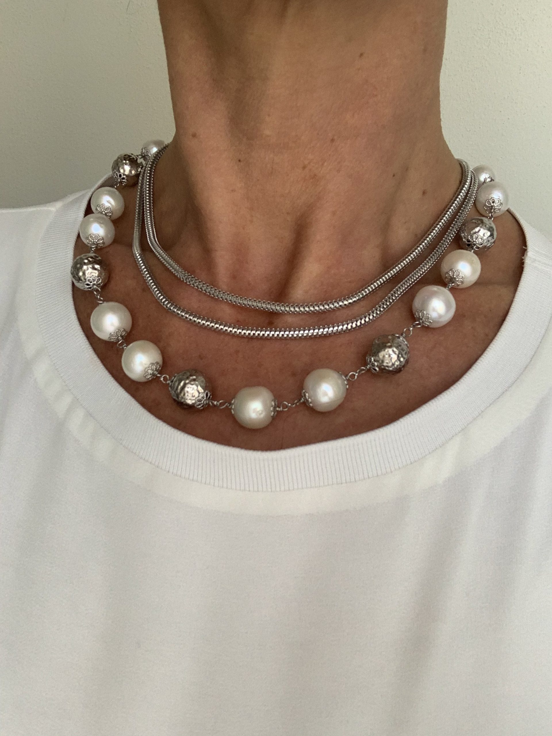 Girocollo a 3 fili di coda di topo d'argento rodiato e perle bianche
