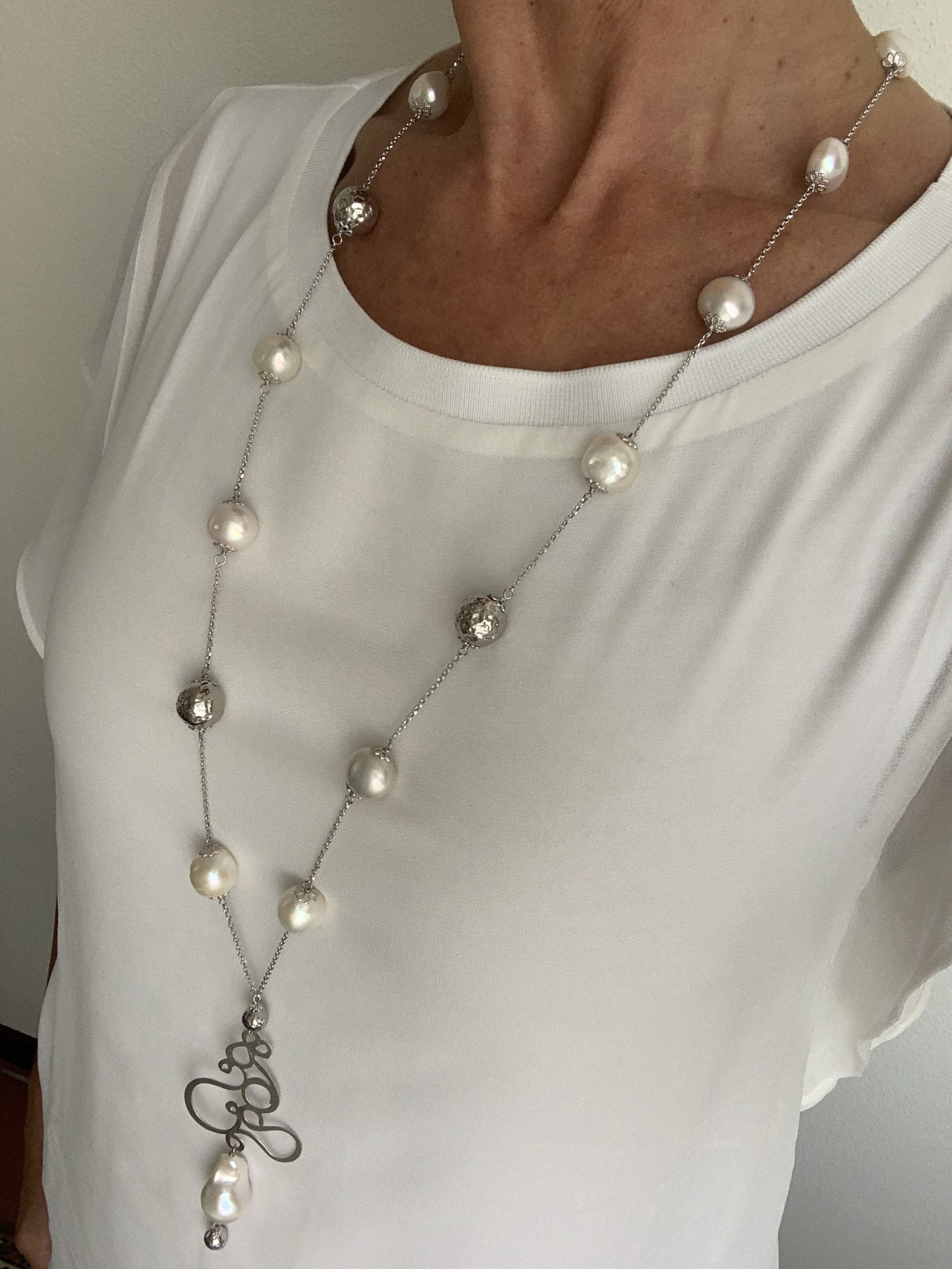 Collana perle bianche, sfere argento rodiato ed elemento a ciondolo