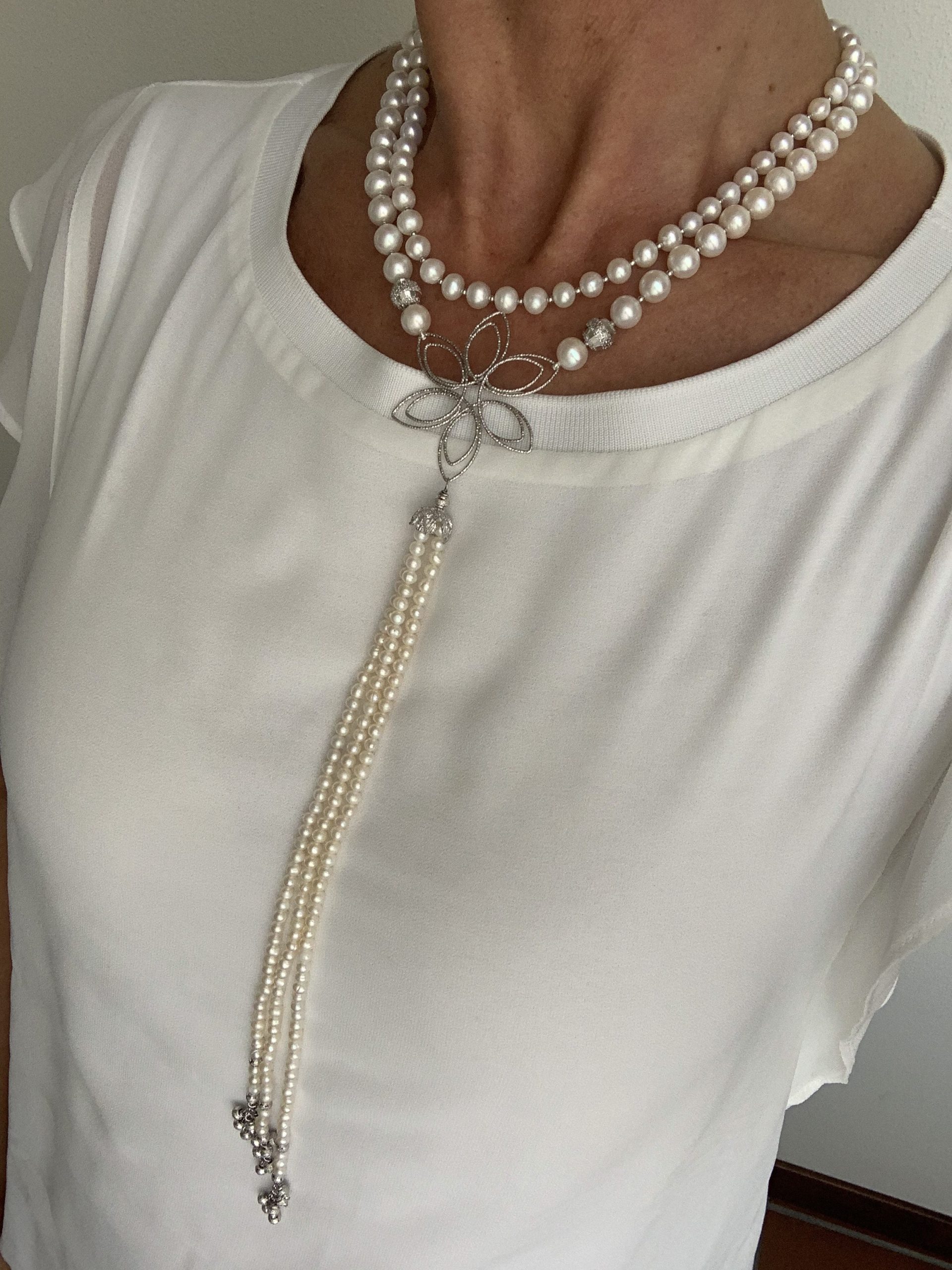 Collana a 2 fili di perle bianche con ciuffo lungo e argento rodiato
