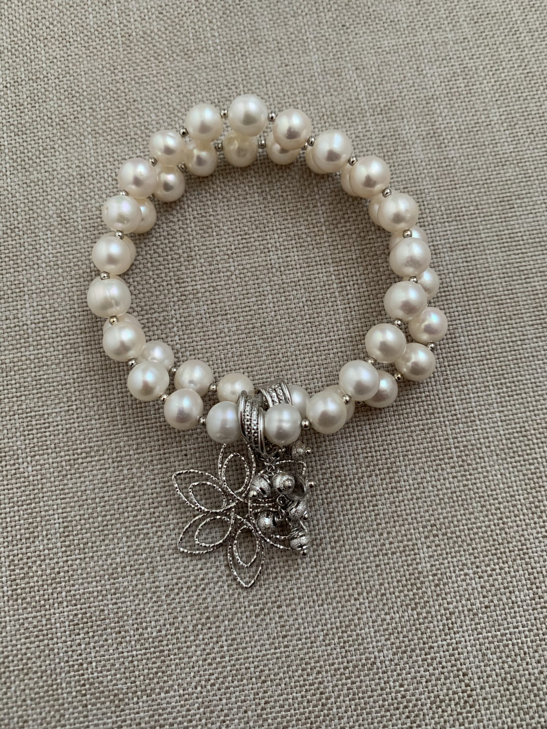 Bracciale elastico a 2 fili di perle e fiore di argento rodiato