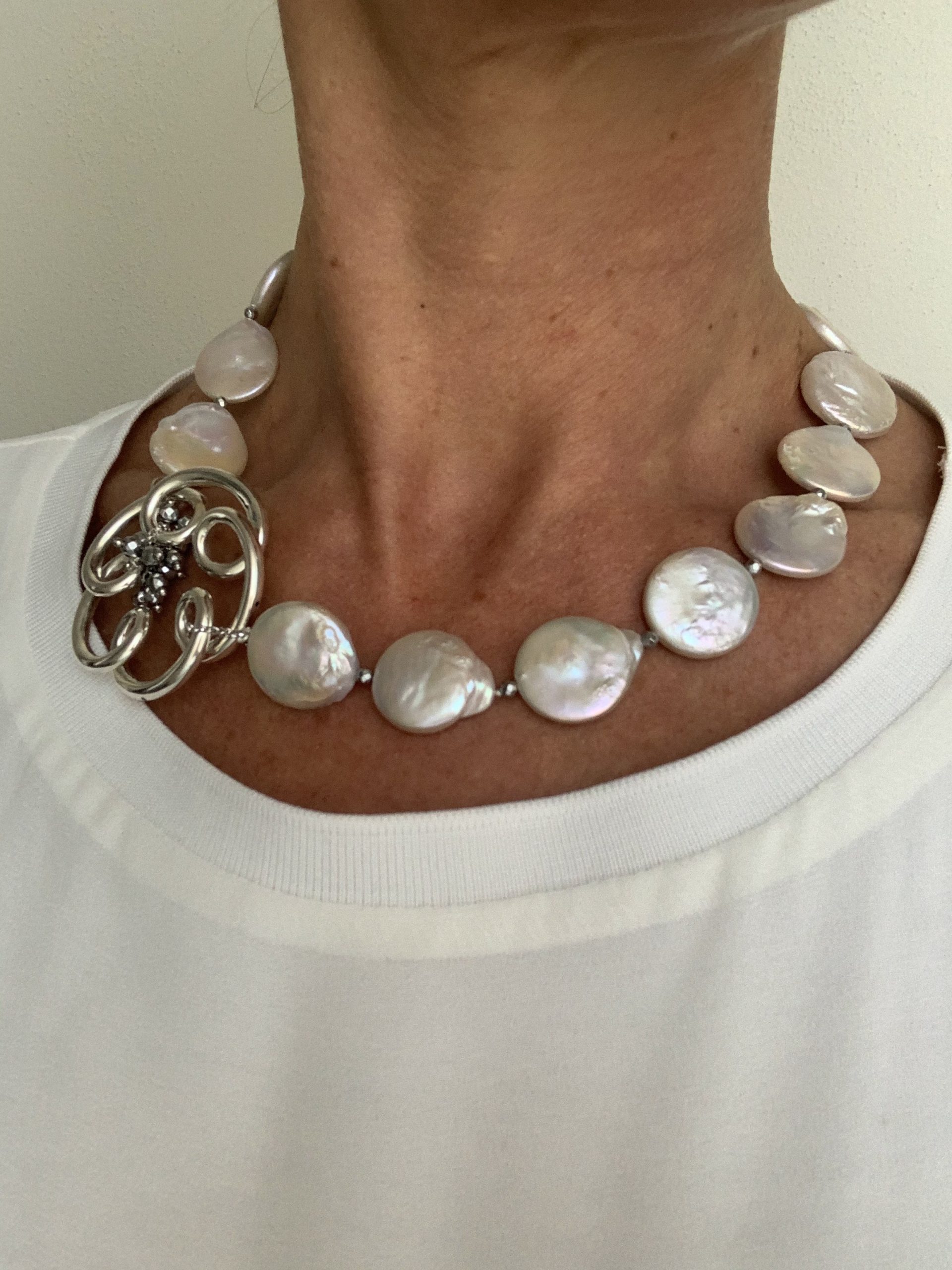 Girocollo perle bianche ed elemento a fiore di argento rodiato