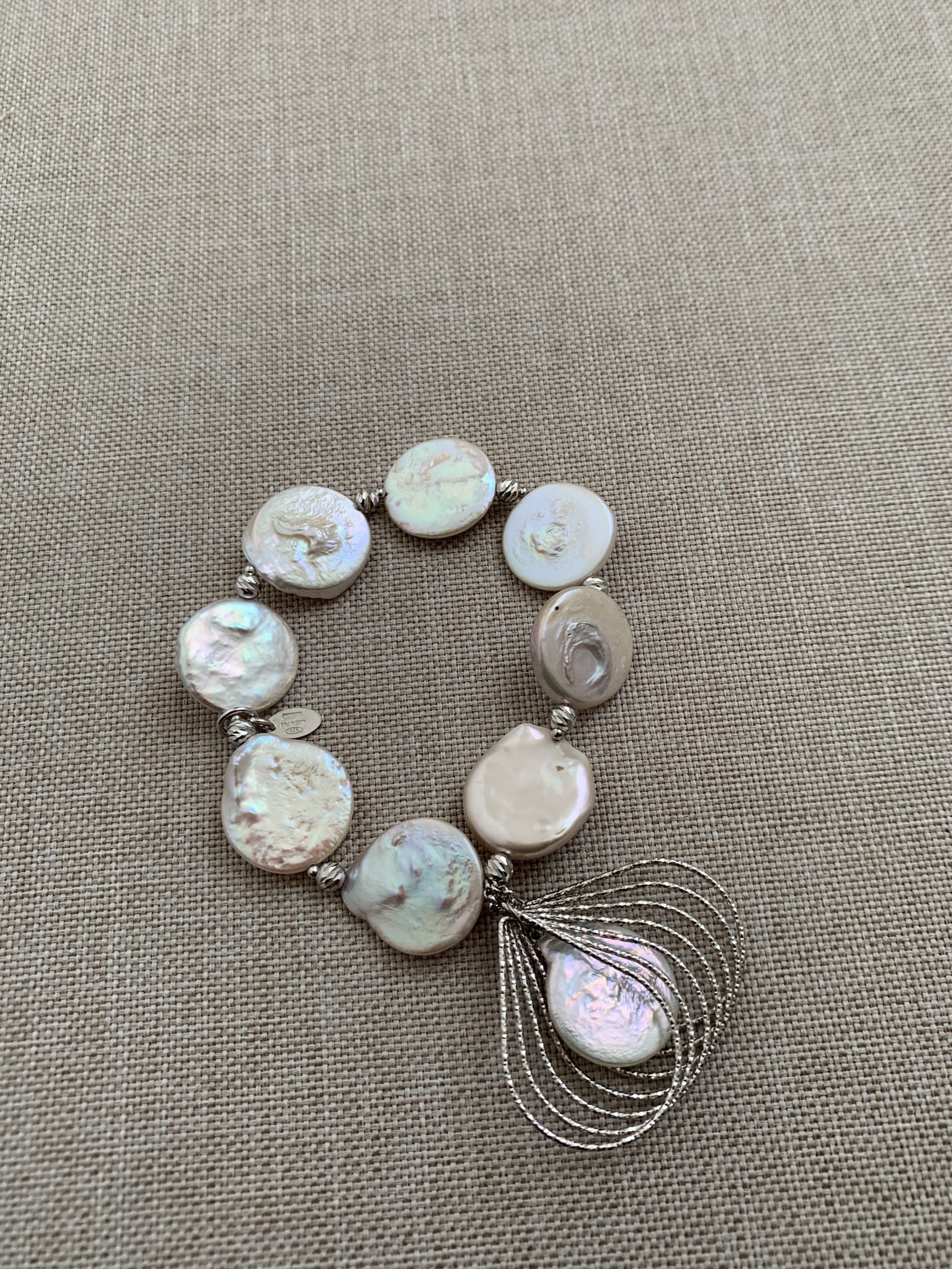 Bracciale elastico perle bianche con elemento a ventaglio di argento rodiato