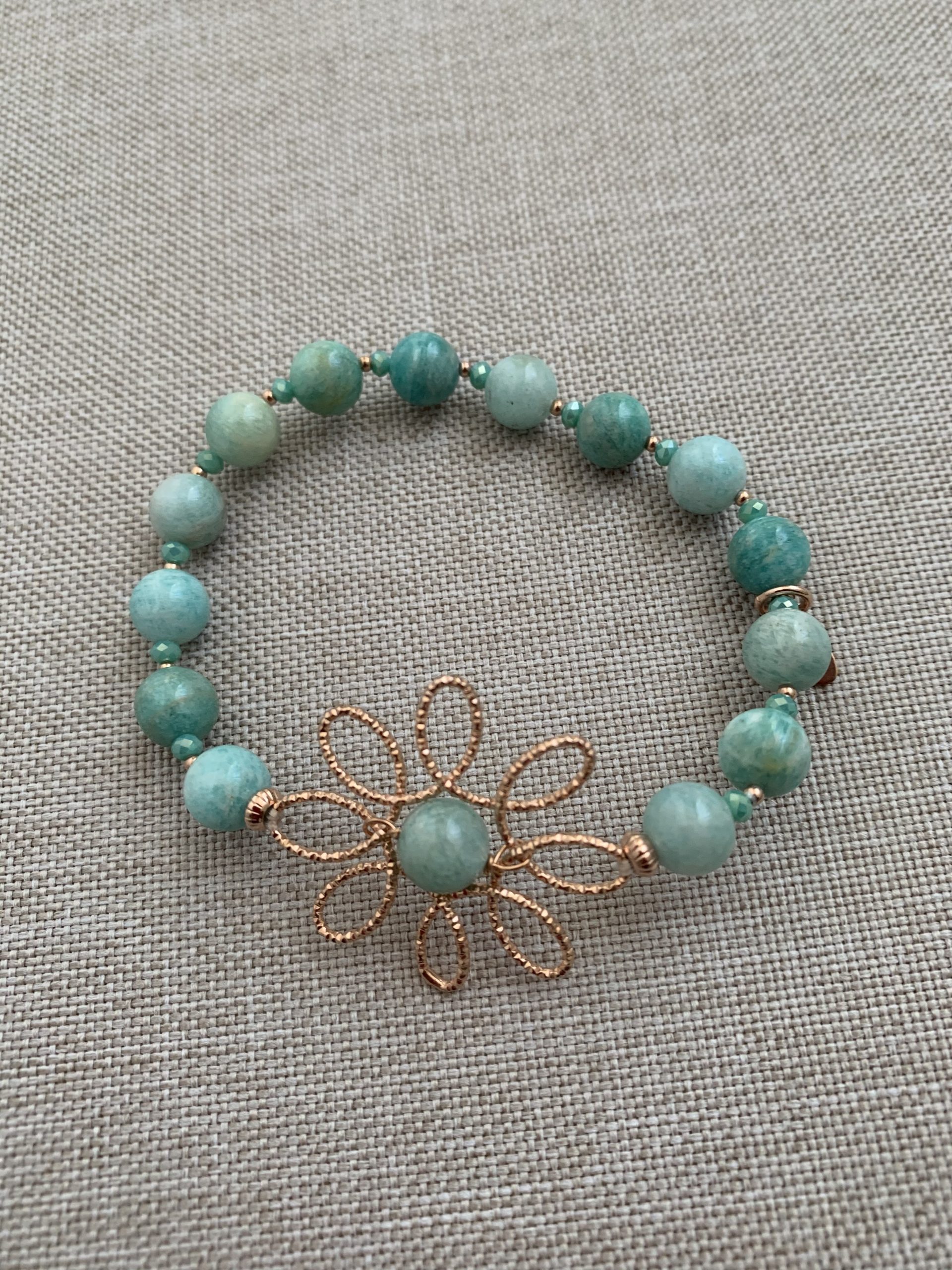 Bracciale elastico amazzonite e fiore in argento placcato oro rosa