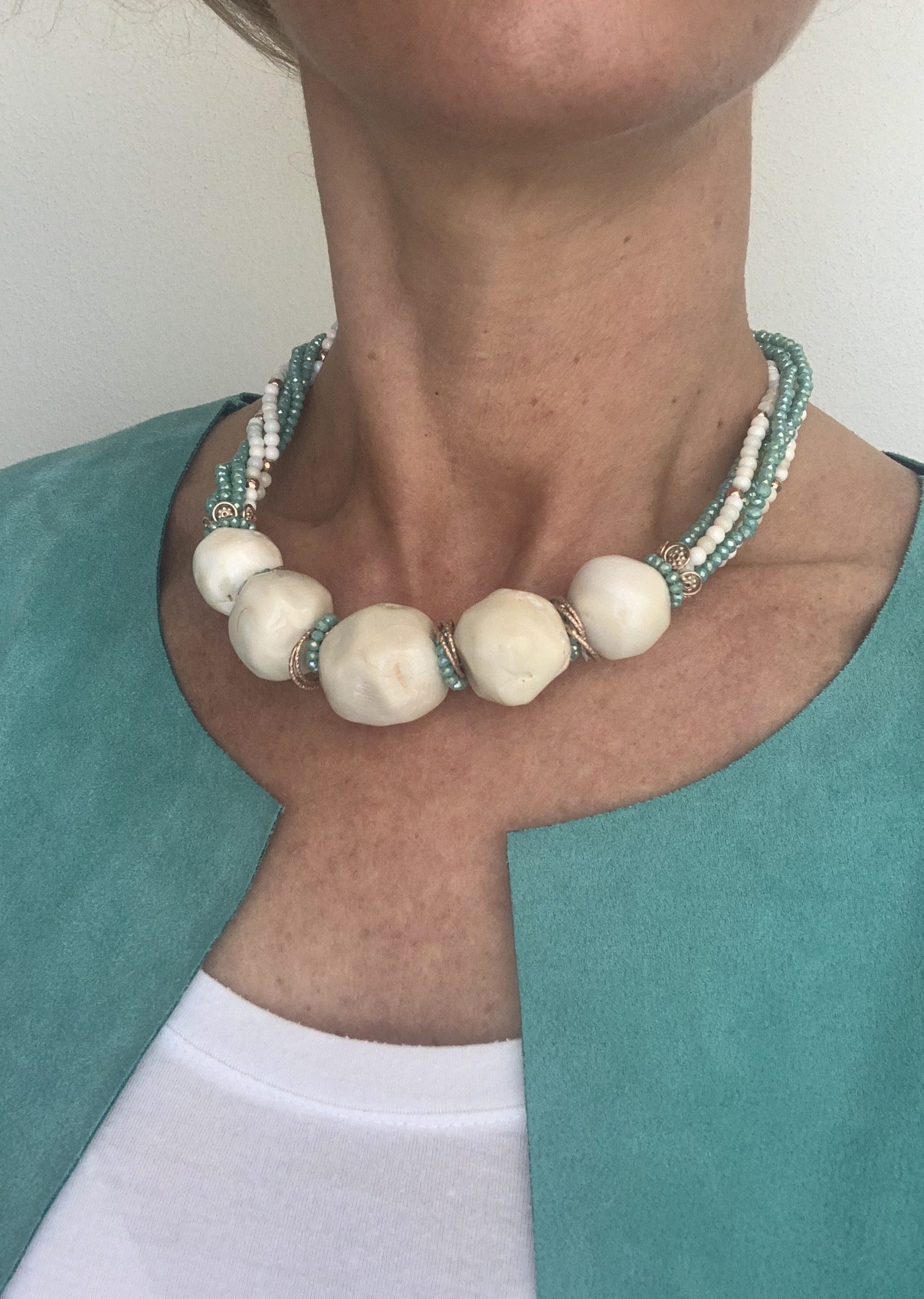 Girocollo corallo bamboo, quarzo idrotermale e argento placcato oro rosa