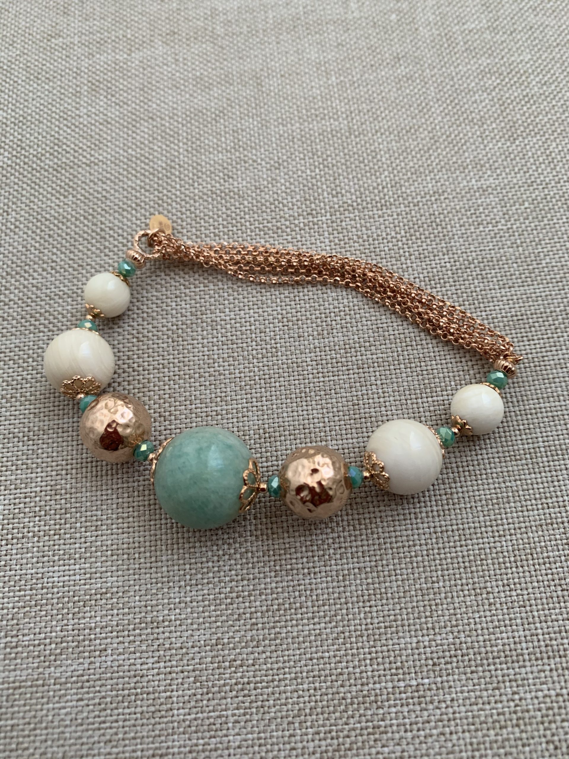 Bracciale elastico amazzonite, conchiglia bianca e argento placcato oro rosa