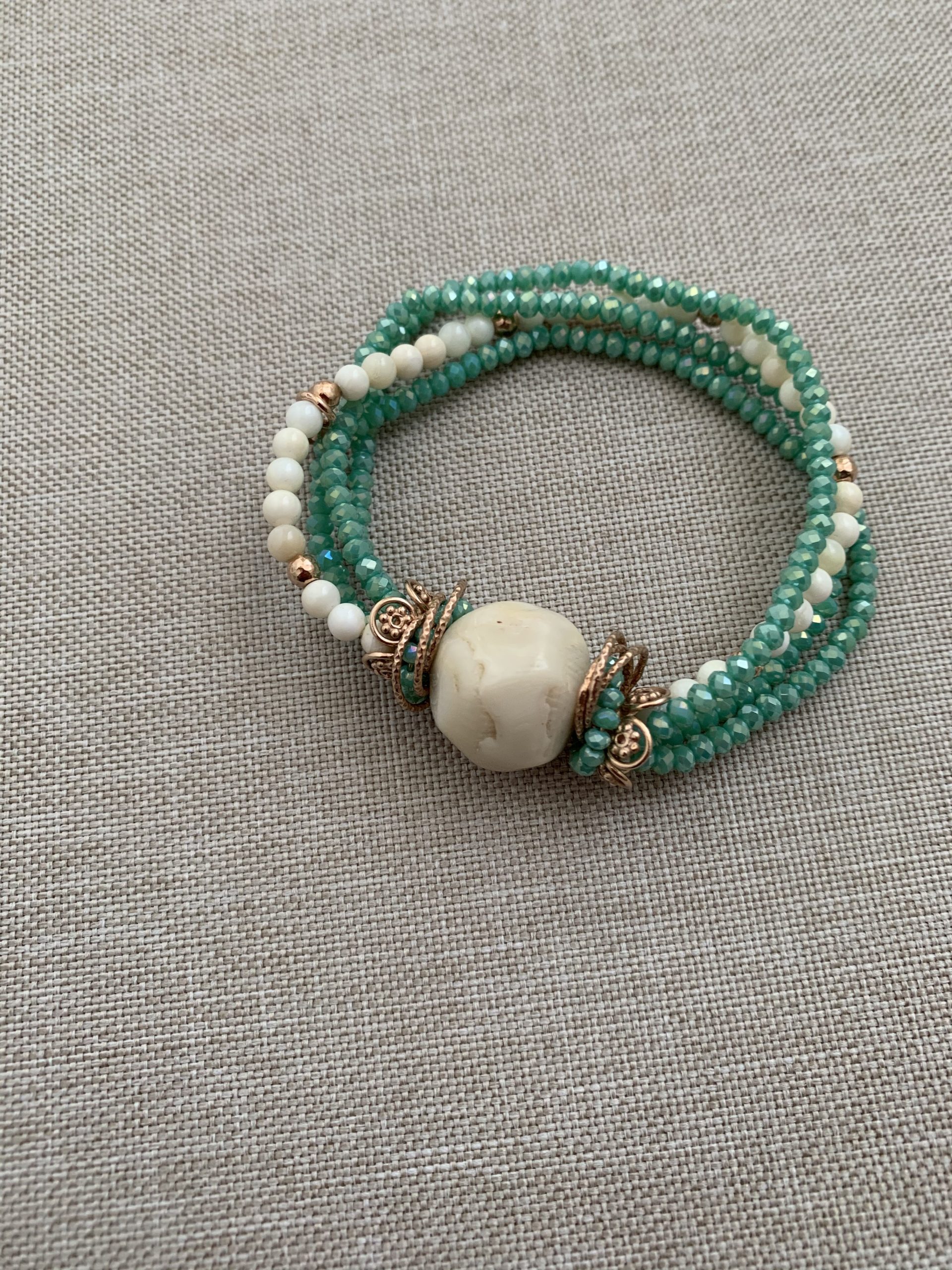 Bracciale elastico corallo bamboo, quarzo idrotermale e argento placcato oro rosa