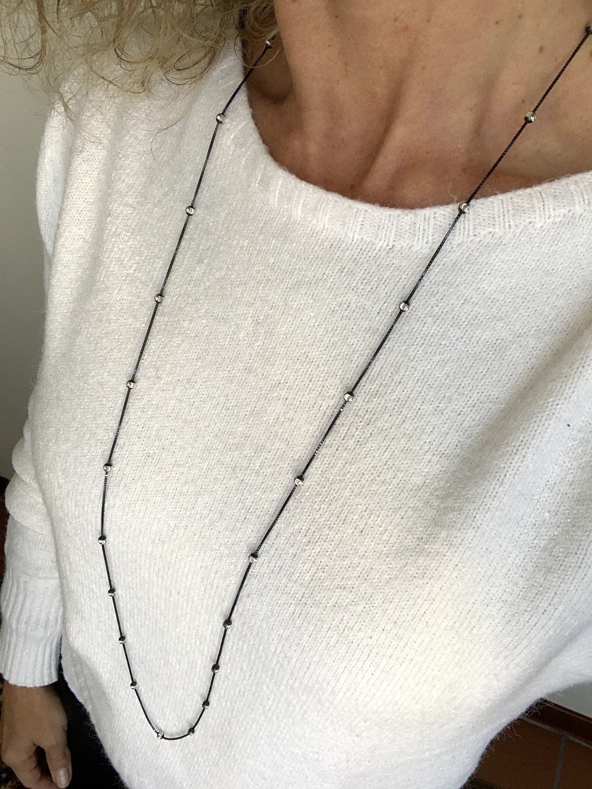 Collana minimal catena argento rodiato nero con sfere a lamelle