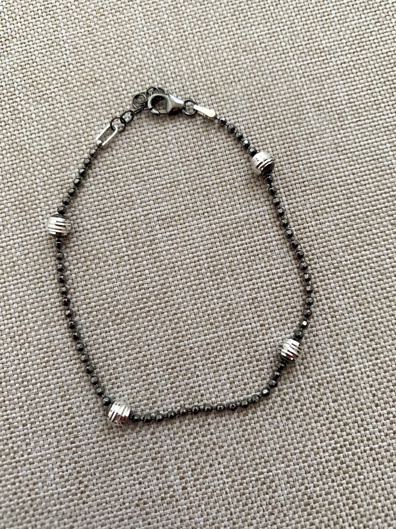 Bracciale di catena a palline con sfere sfaccettate di argento bianco e rodiato nero