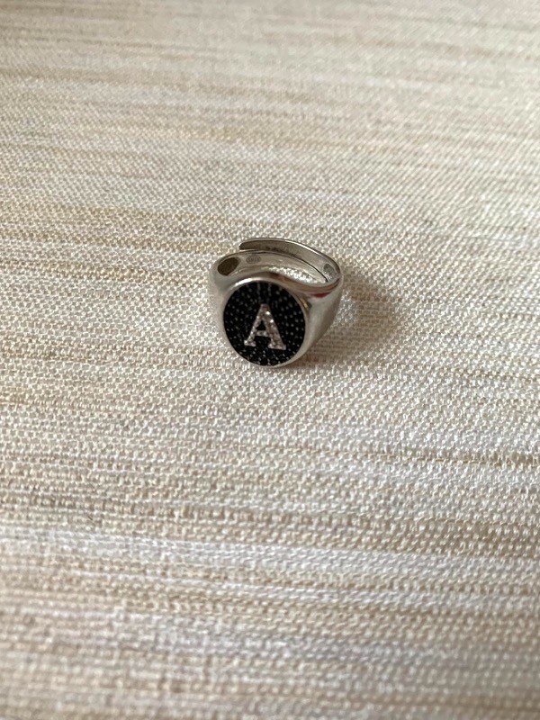 Anello con iniziale