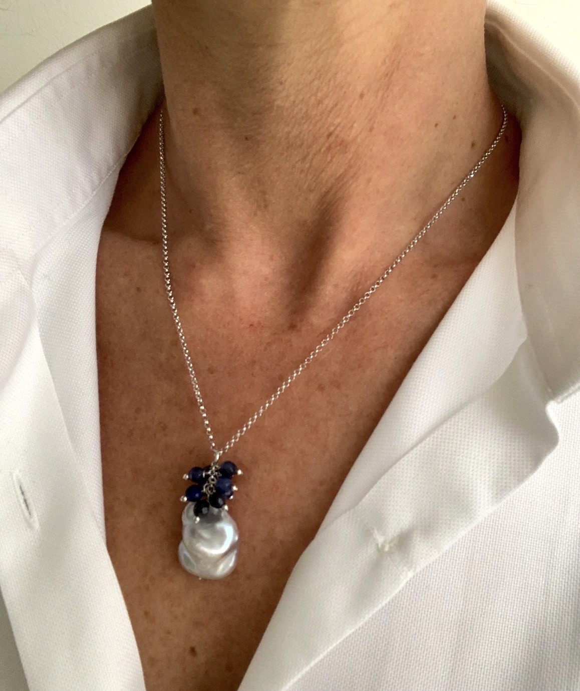 Basic choker rhodiated silver chain with baroque pearl and sodalite