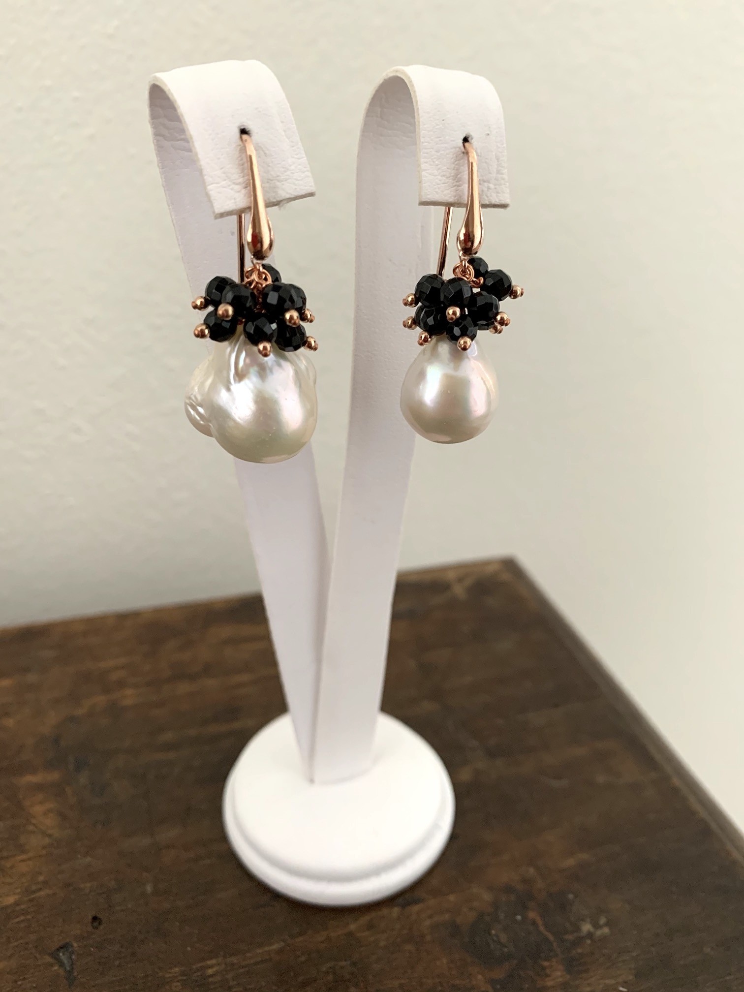 Orecchini basic di perle barocche e ciuffetto di agata nera in argento placcato oro rosa. Realizzabili anche con clip