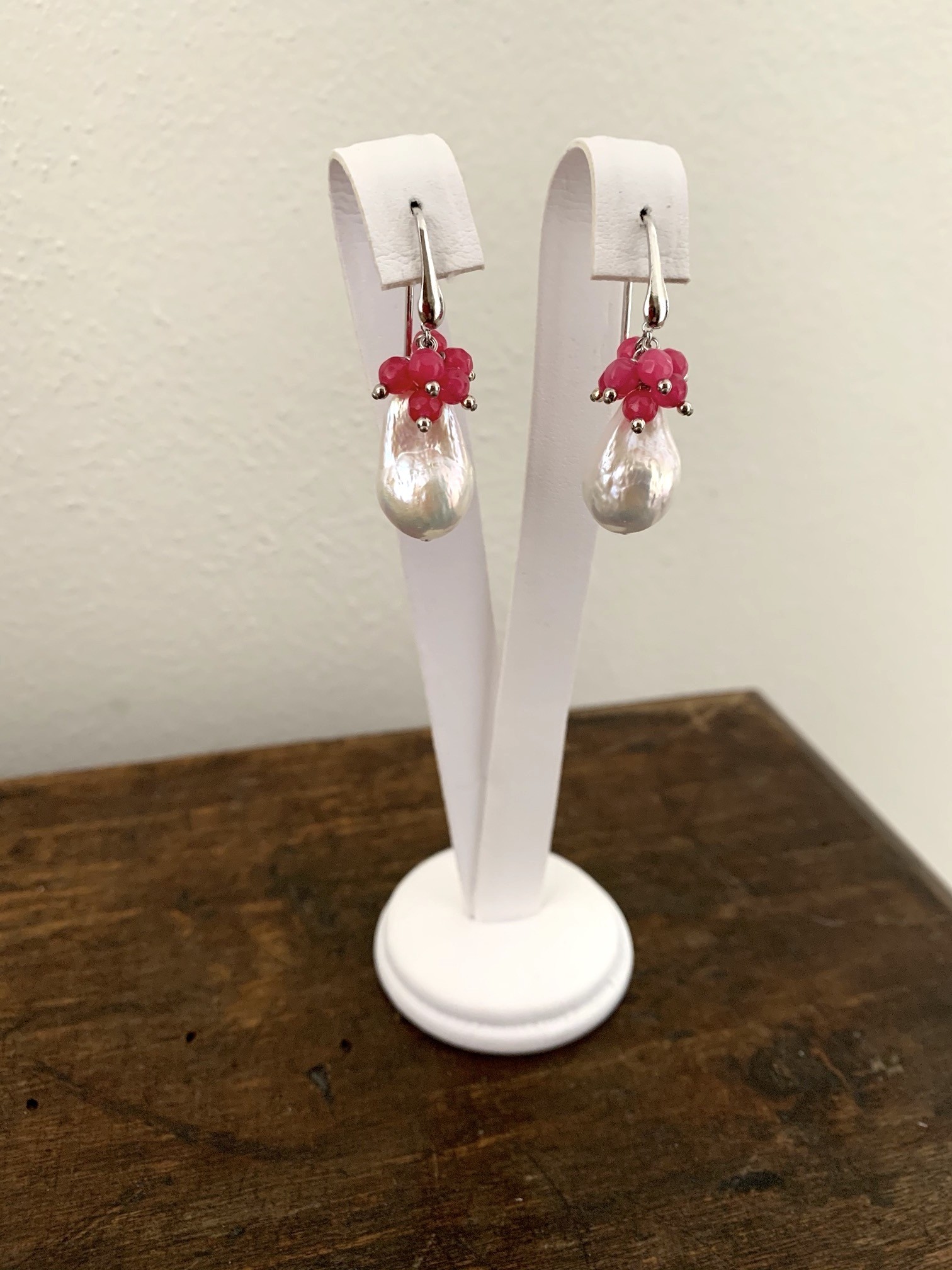 Orecchini basic di perle barocche e ciuffetto di quarzo rosso in argento rodiato. Realizzabili anche con clip