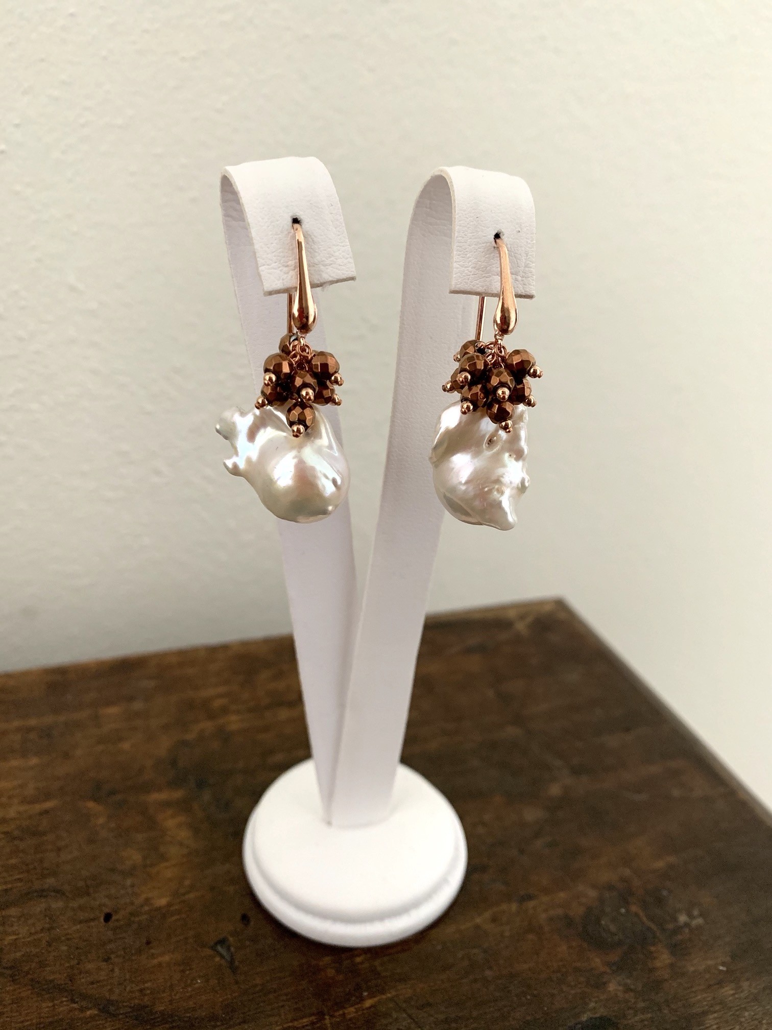 Orecchini basic di perle barocche e ciuffetto di ematite bronzo in argento placcato oro rosa. Realizzabili anche con clip