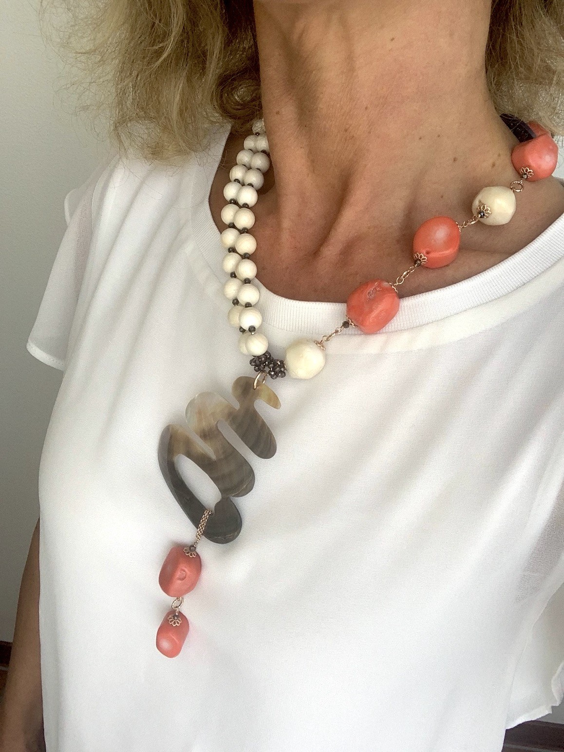 Girocollo conchiglia, madreperla, corallo bamboo e argento placcato oro rosa