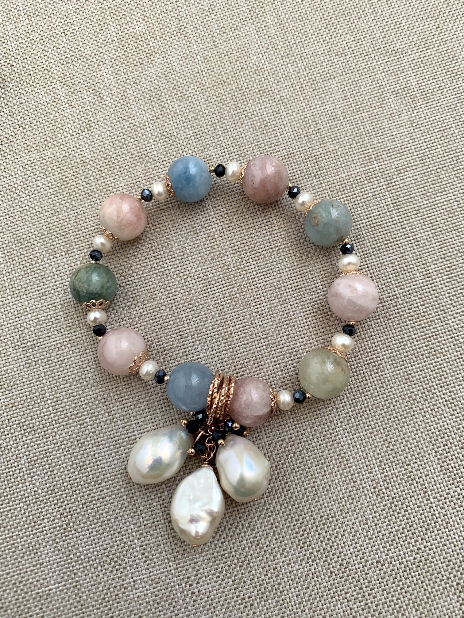 Bracciale elastico berillo, perle barocche, quarzo idrotermale e argento placcato oro rosa