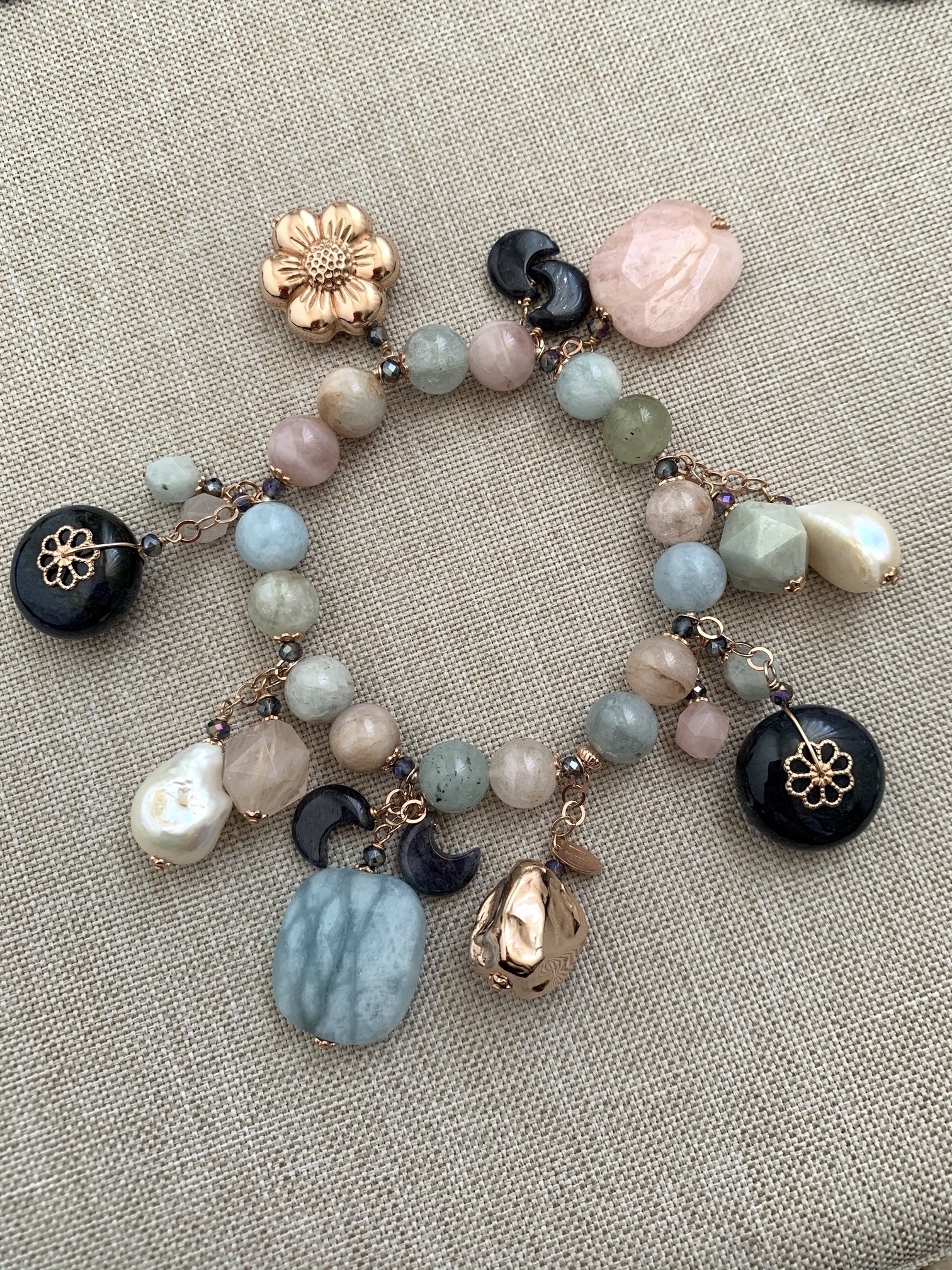 Bracciale a ciondoli di berilllo, dumortierite, perle barocche e argento placcato oro rosa