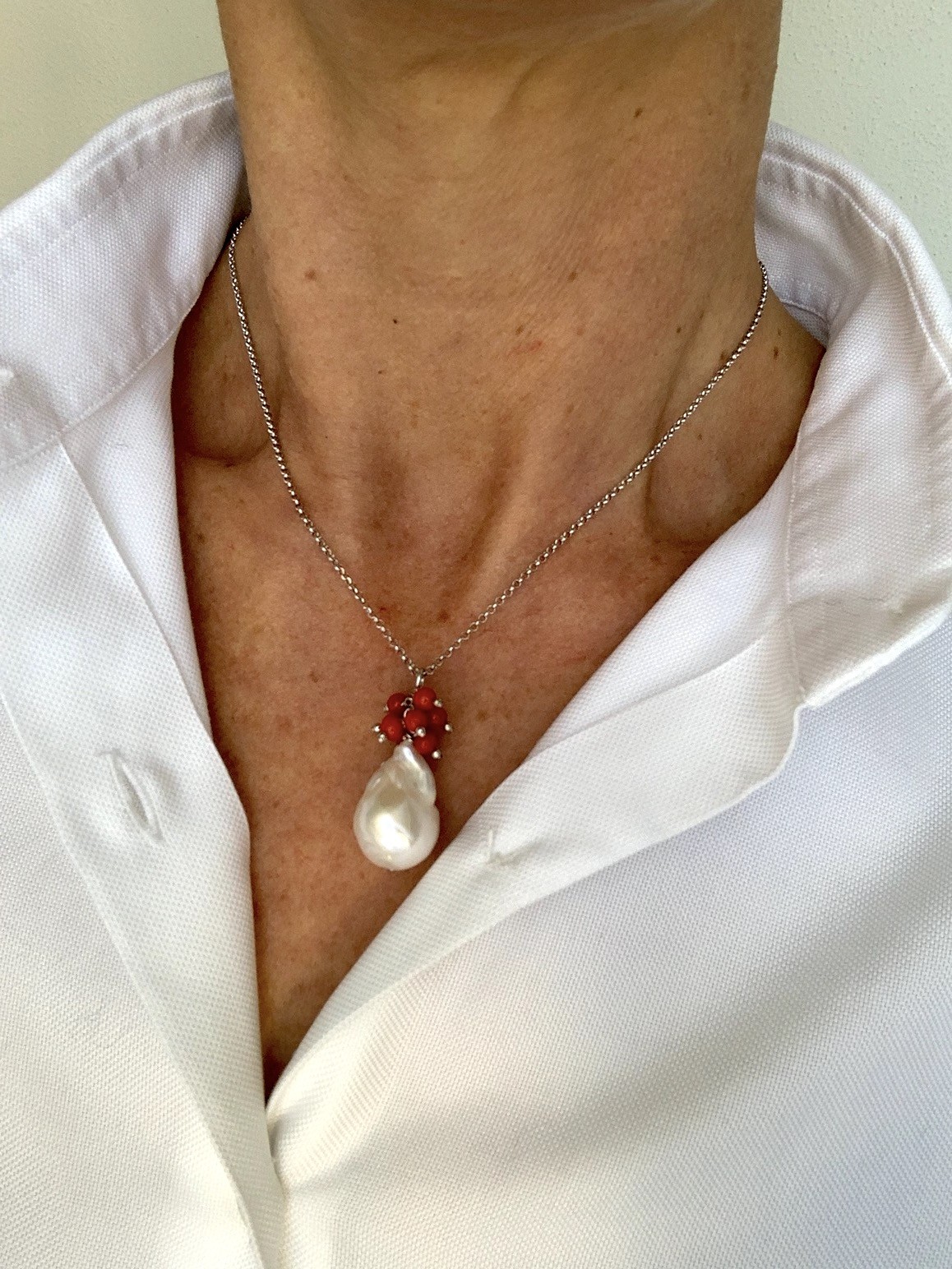 Girocollo basic catena argento rodiato con perla barocca e corallo bamboo