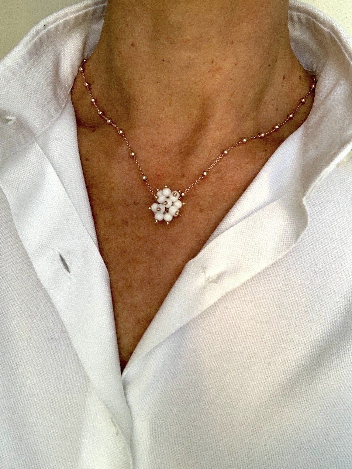Girocollo minimal di catena di argento placcato oro rosa con pon-pon di agata bianca