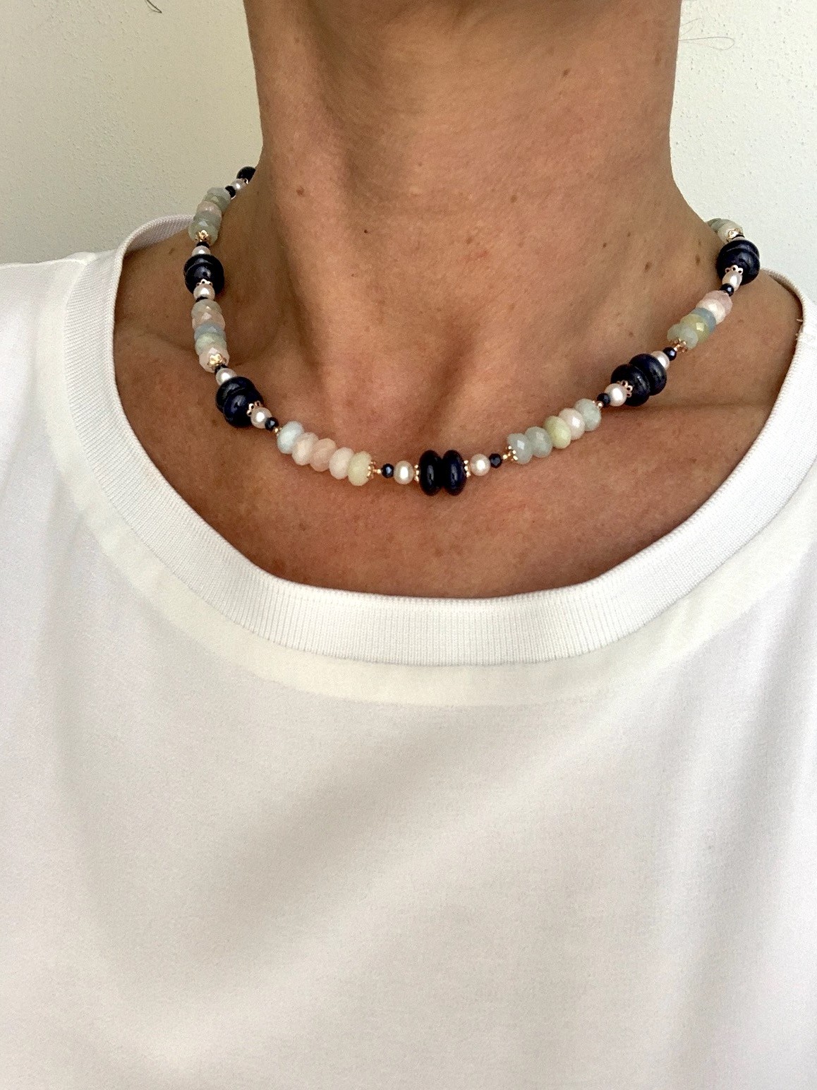 Girocollo rondelle di berillo, perle, dumortierite e argento placcato oro rosa