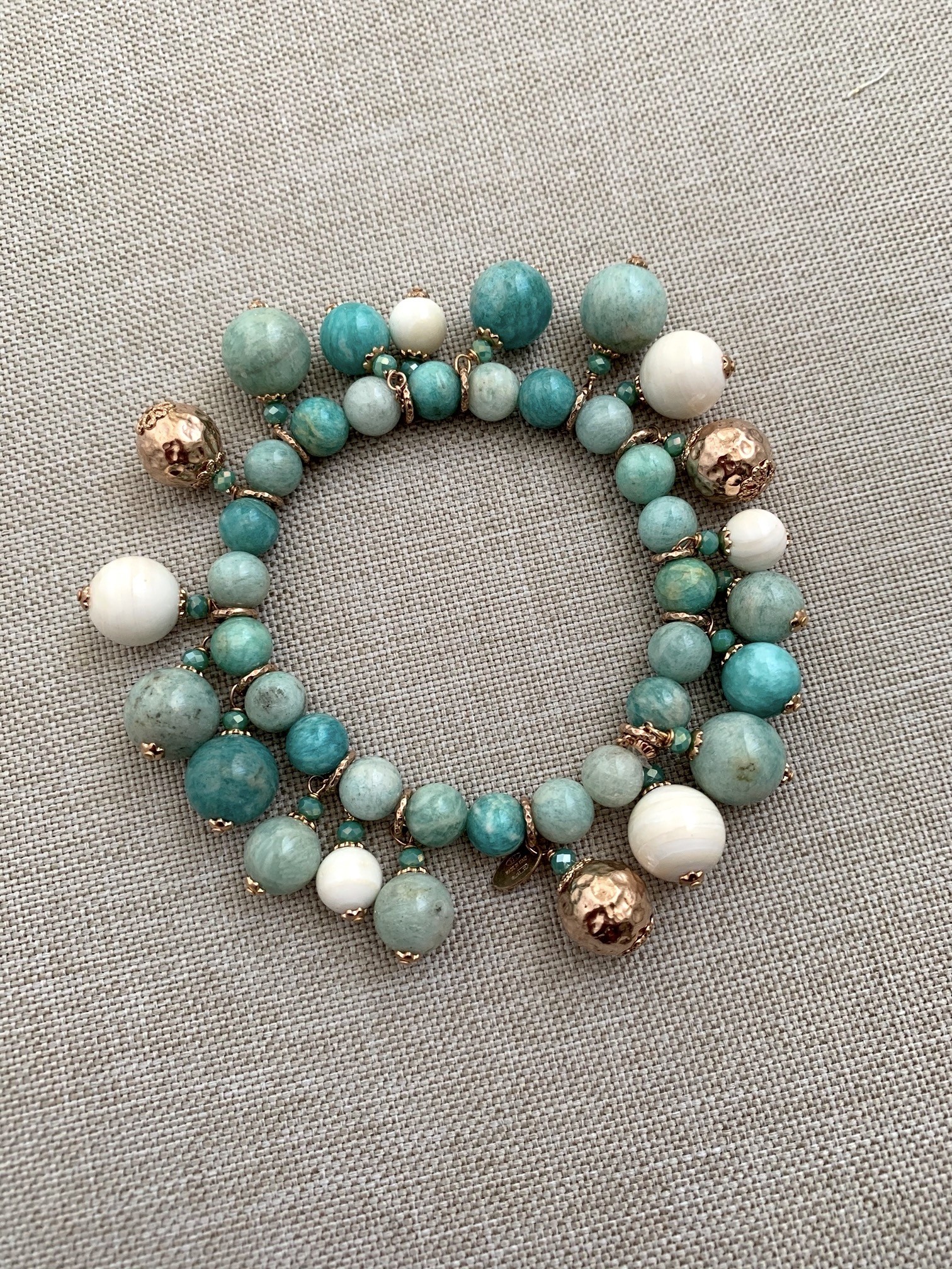 Bracciale elastico con ciondoli in amazzonite, conchiglia e argento placcato oro rosa