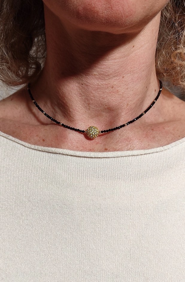 Girocollo di spinello nero con sfera pave' di zaffiri gialli e argento placcato oro