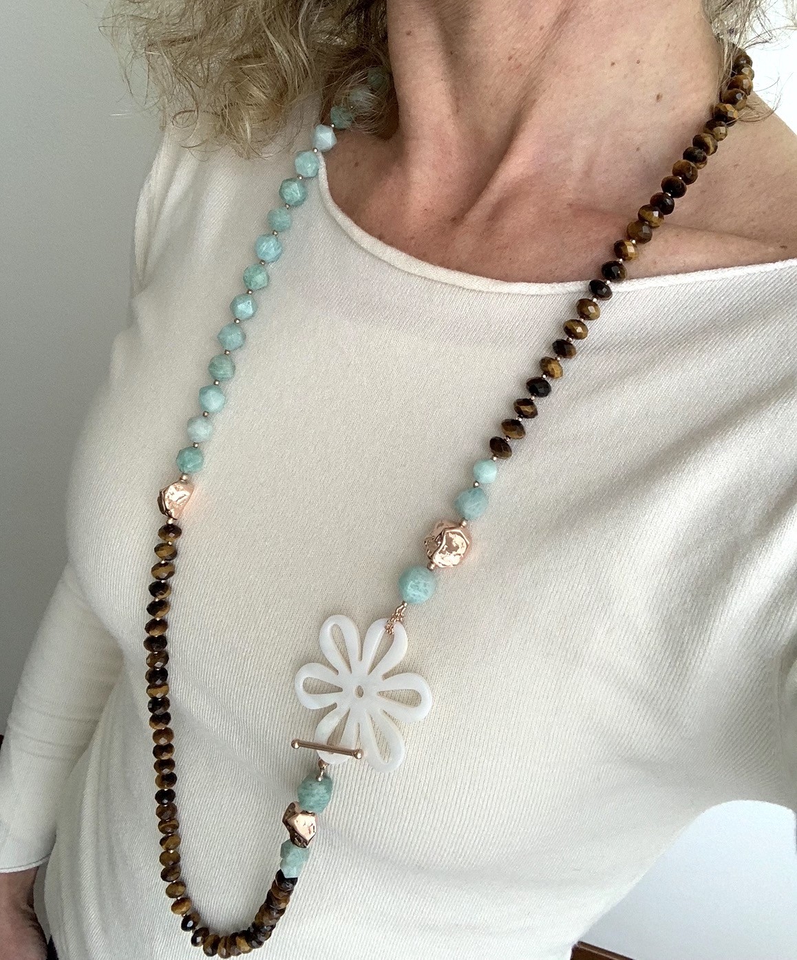Collana occhio di tigre e amazzonite con fiore madreperla e pepite di argento placcato oro rosa
