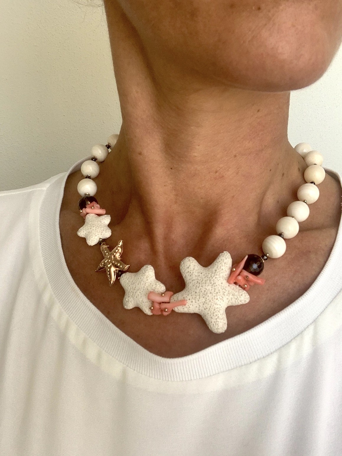Girocollo conchiglia con stelle di pietra lavica, quarzo fume', corallo bamboo, argento rose'