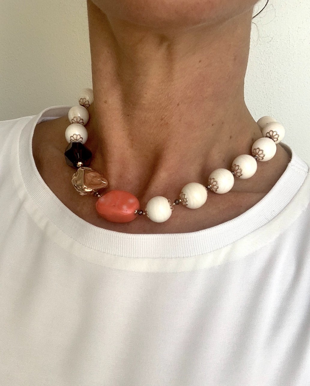 Girocollo conchiglia, quarzo fumè, corallo bamboo, pepita di argento placcato oro rosa