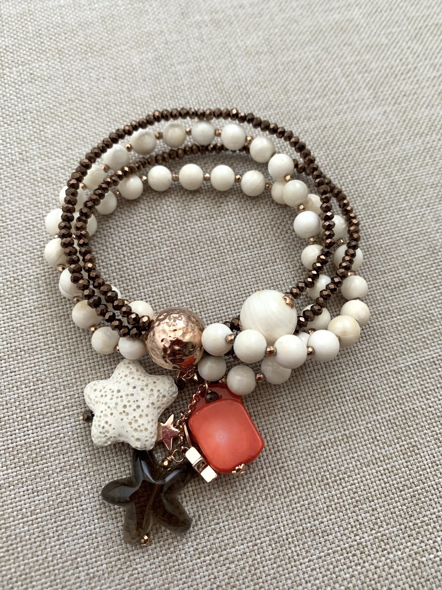 Bracciale elastico conchiglia, quarzo idrotermale, grappolo di corallo bamboo stella quarzo fume' e argento placcato oro rosa