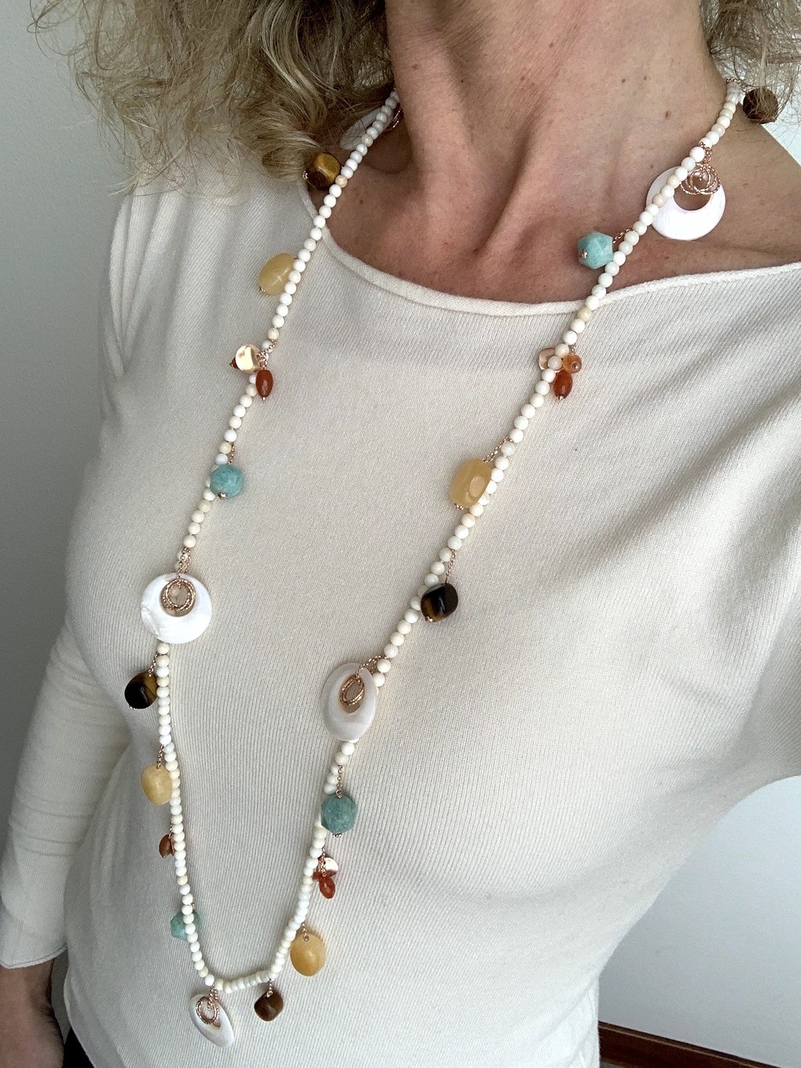 Collana conchiglia con ciondoli madreperla, pietre assortite e argento placcato oro rosa