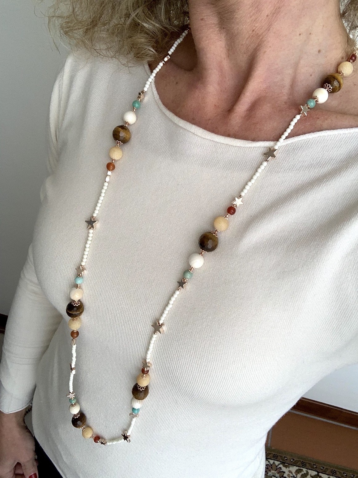 Collana di conchiglia con inserti in pietre assortite e argento placcato oro rosa
