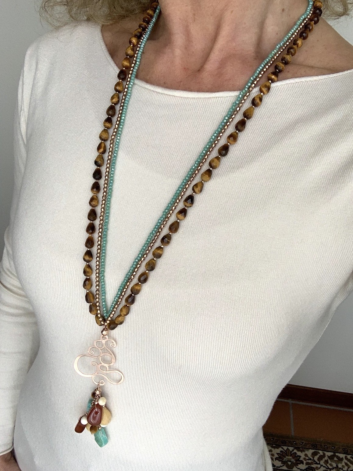 Collana a 3 fili con pendente di argento placcato oro rosa e pietre assortite