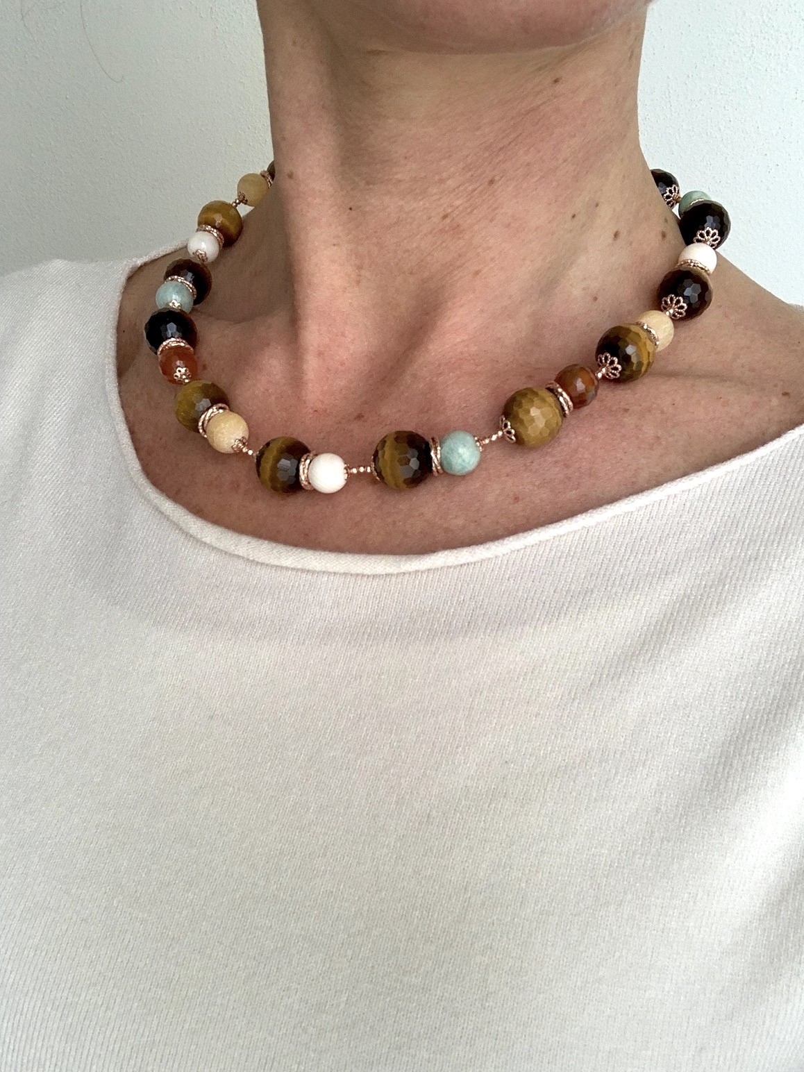 Girocollo di occhio di tigre alternato a pietre assortite in argento placcato oro rosa