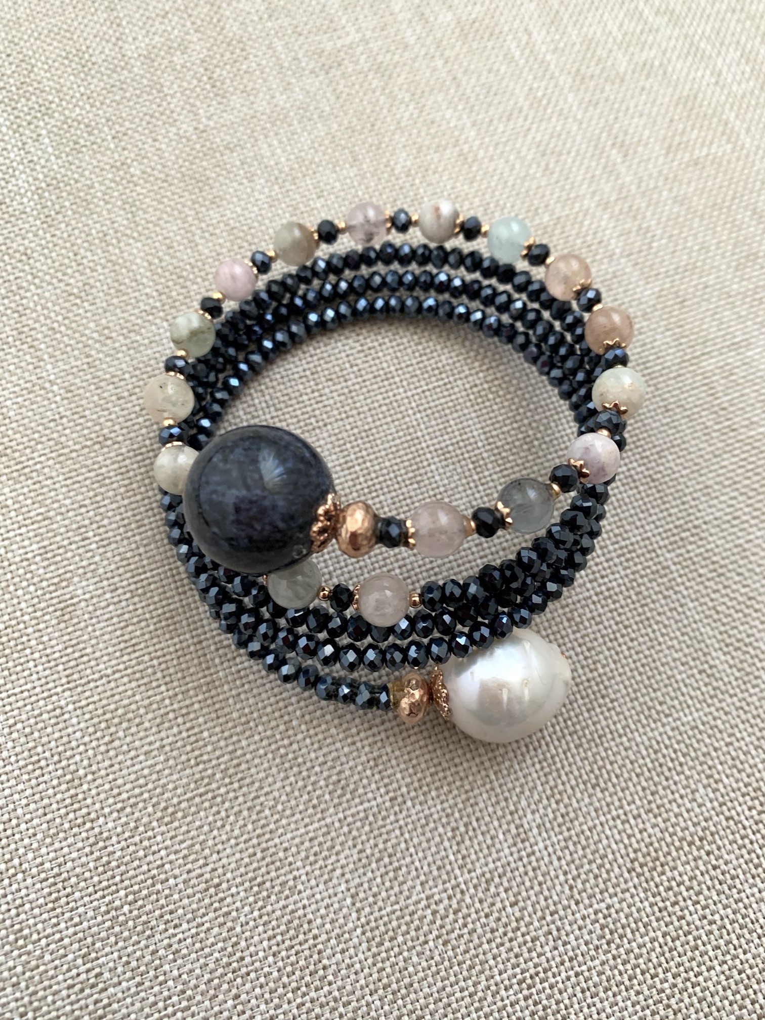 Bracciale a spirale di berillo, quarzo idrotermale, perla barocca e argento placcato oro rosa