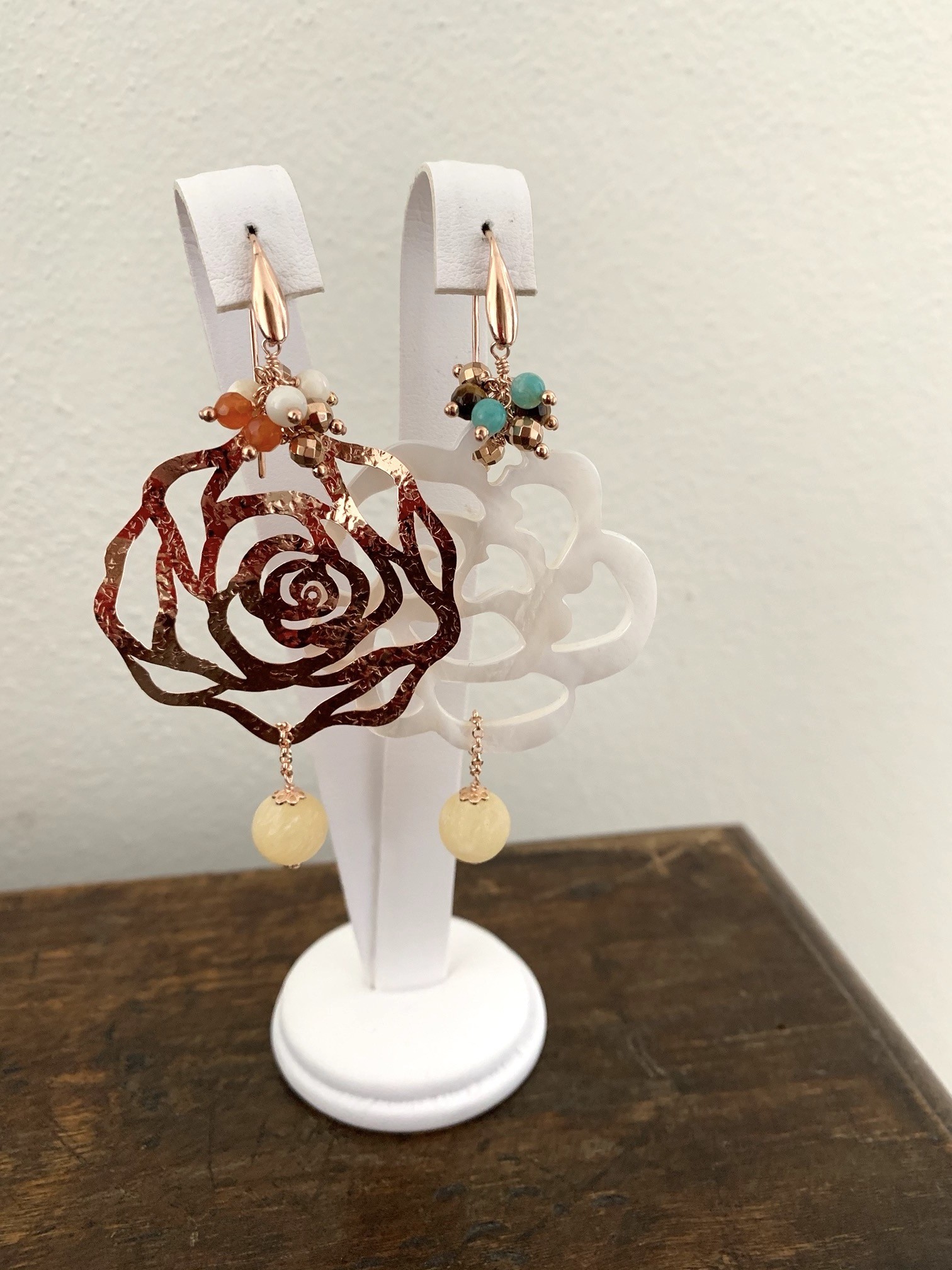 Orecchini asimmetrici con fiore di madreperla e argento placcato oro rosa e pietre assortite