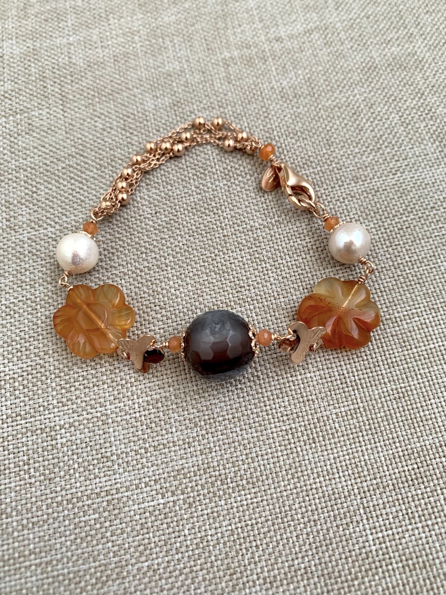 Bracciale con fiori di corniola, agata botswana, perle e argento placcato oro rosa