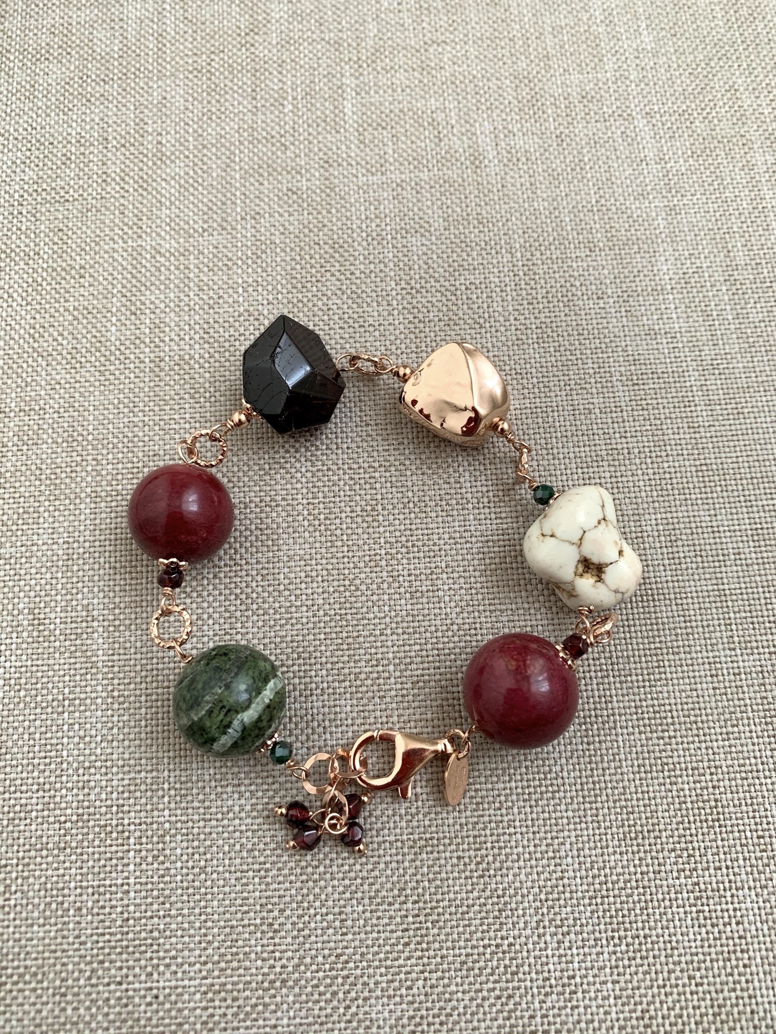 Bracciale di pietre assortite e pepite in argento placcato oro rosa