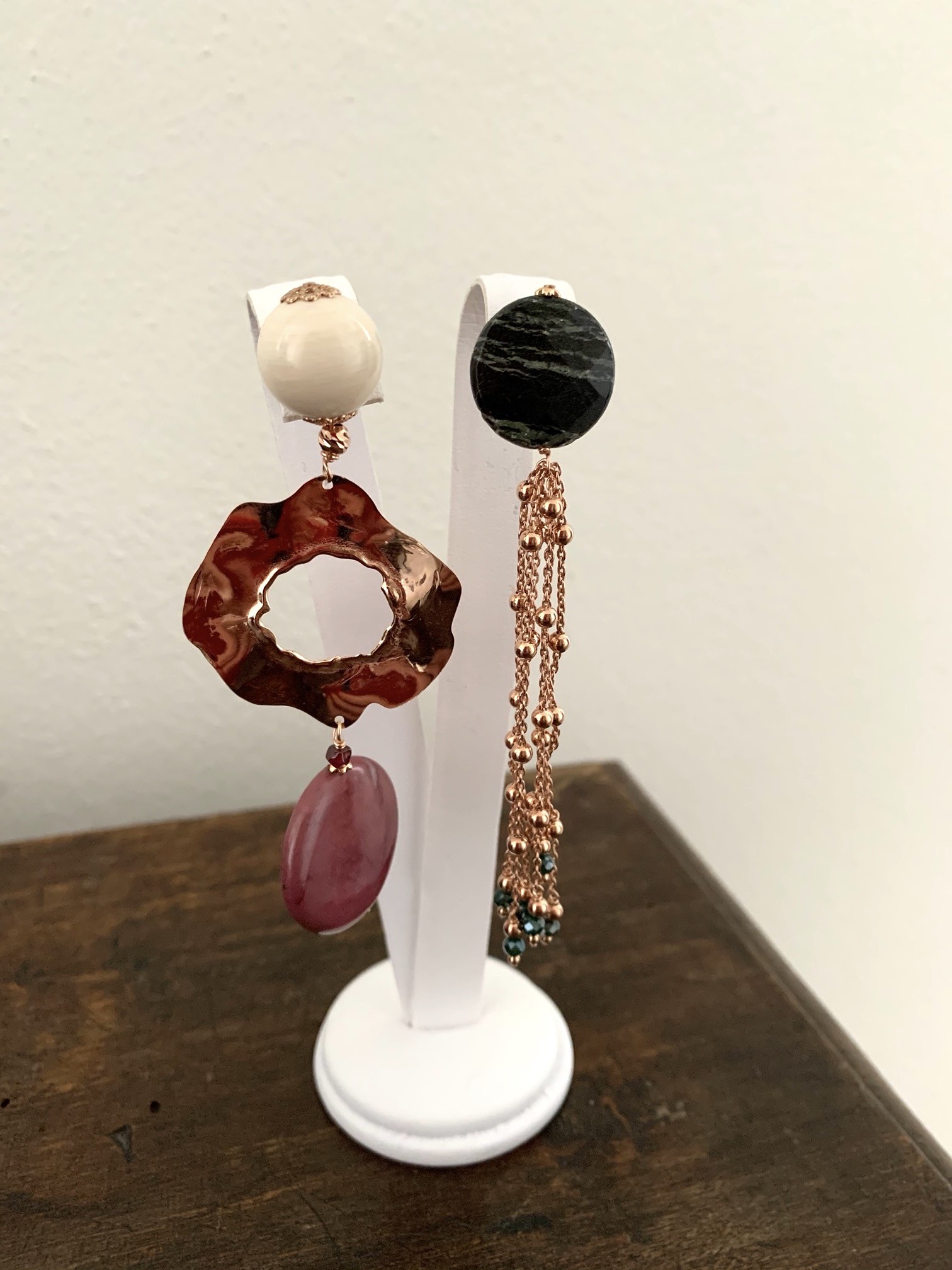 Orecchini asimmetrici pietre assortite e cascata di argento placcato oro rosa