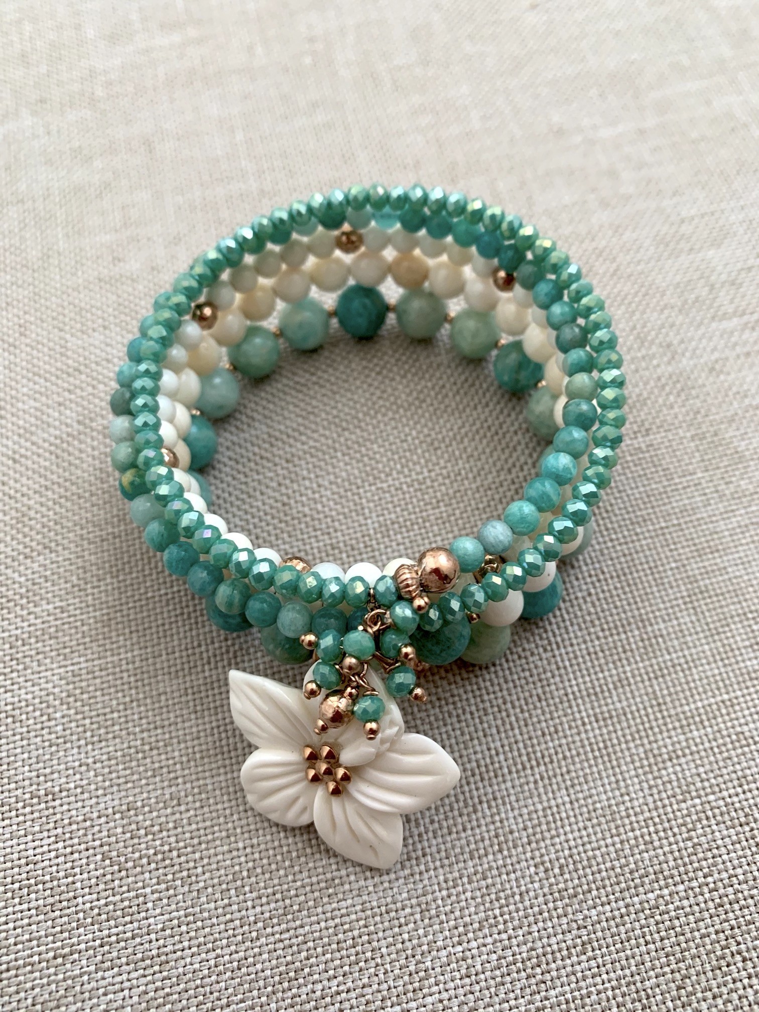 Bracciale a spirale in amazzonite, conchiglia, osso e argento placcato oro rosa