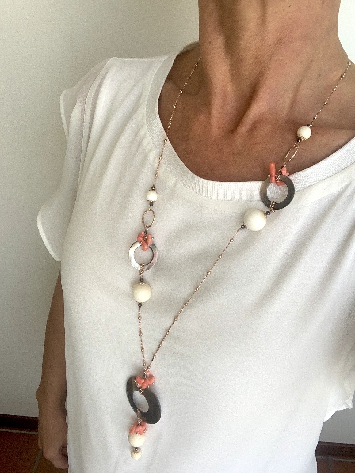 Collana cerchi madreperla, corallo bamboo, conchiglia e argento placcato oro rosa