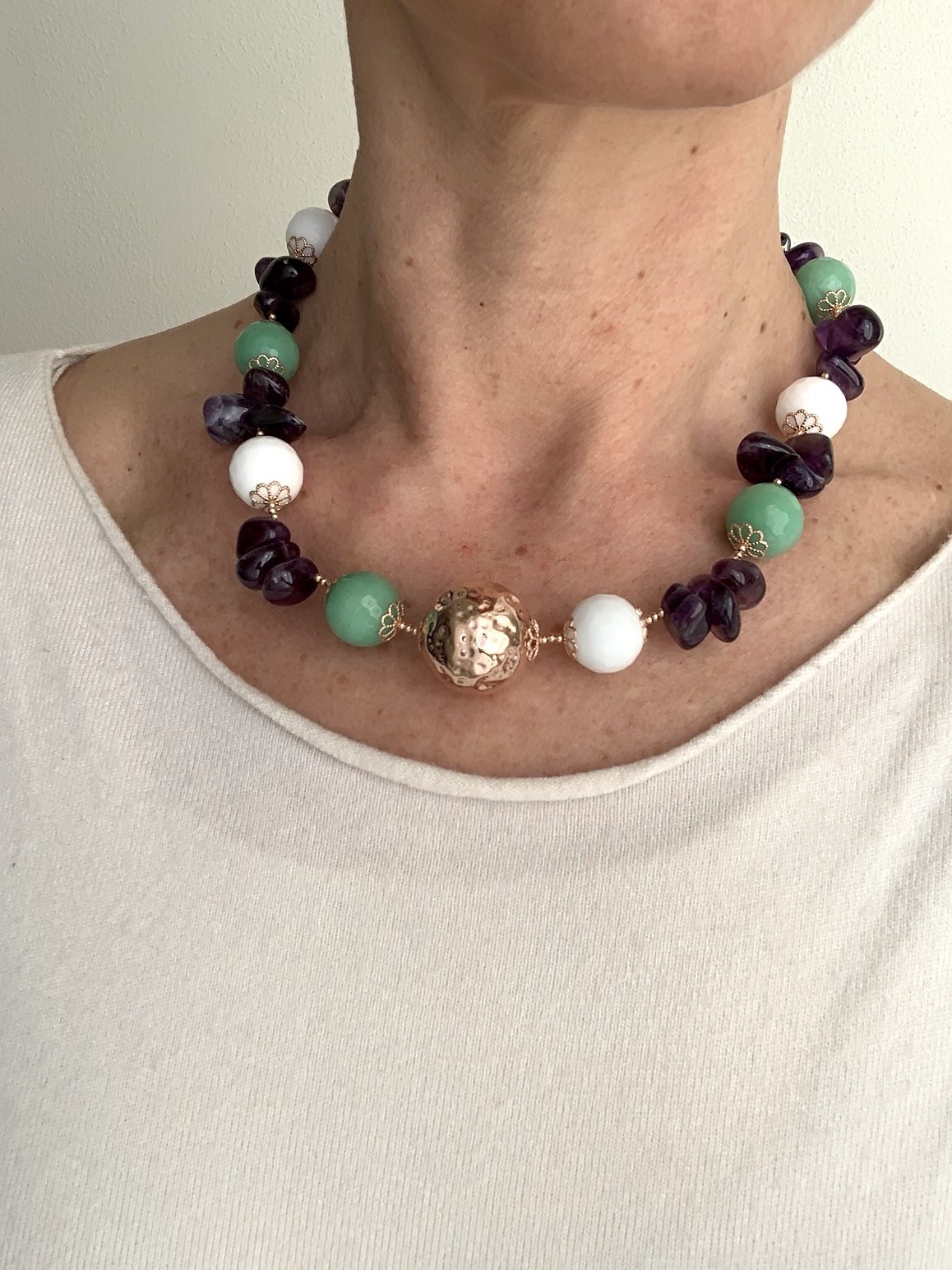 Girocollo con sfera di argento martellato placcato oro rosa, giada, agata bianca e ametista