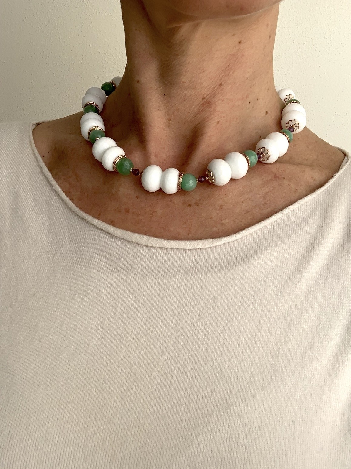 Girocollo con rondelle di agata bianca, giada, ametista e argento placcato oro rosa