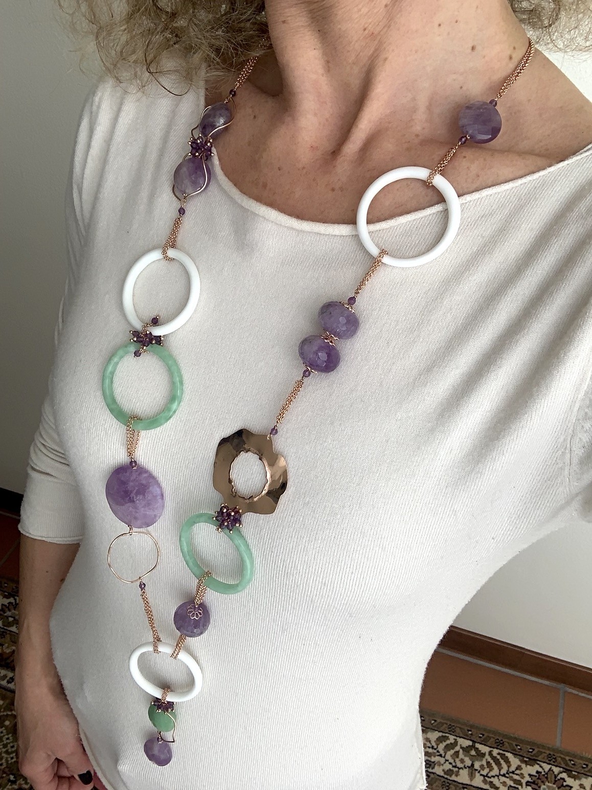 Collana con cerchi di agata bianca e giada, tondi di ametista e argento placcato oro rosa