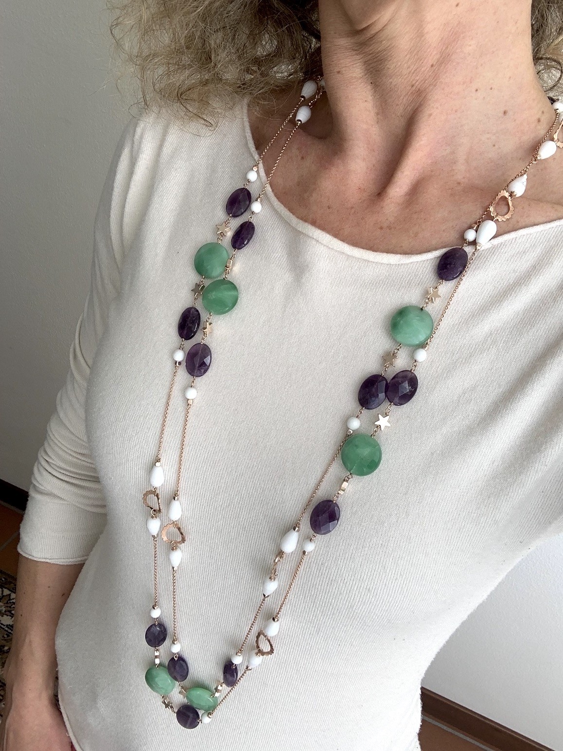 Collana lunga con giada, ametista, agata bianca, ematite rose' e argento placcato oro rosa