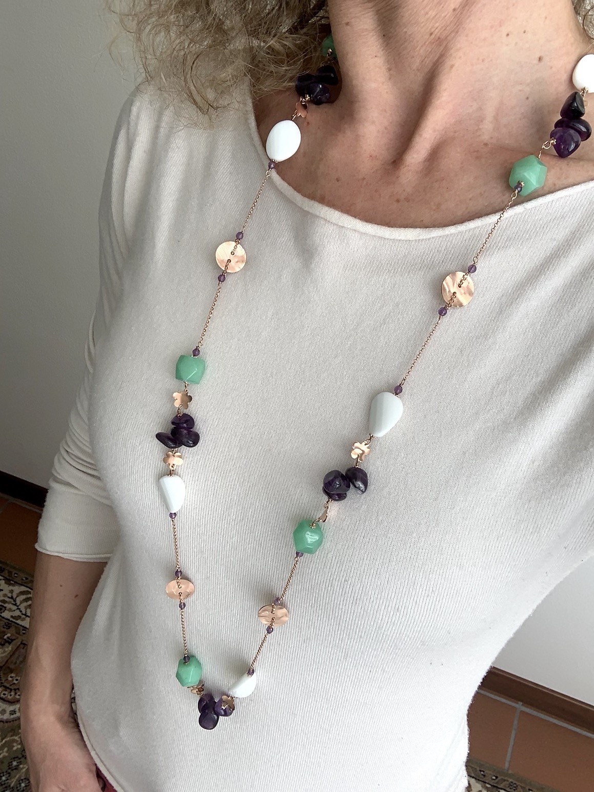 Collana con forme assortite di ametista, giada, agata bianca e argento placcato oro rosa