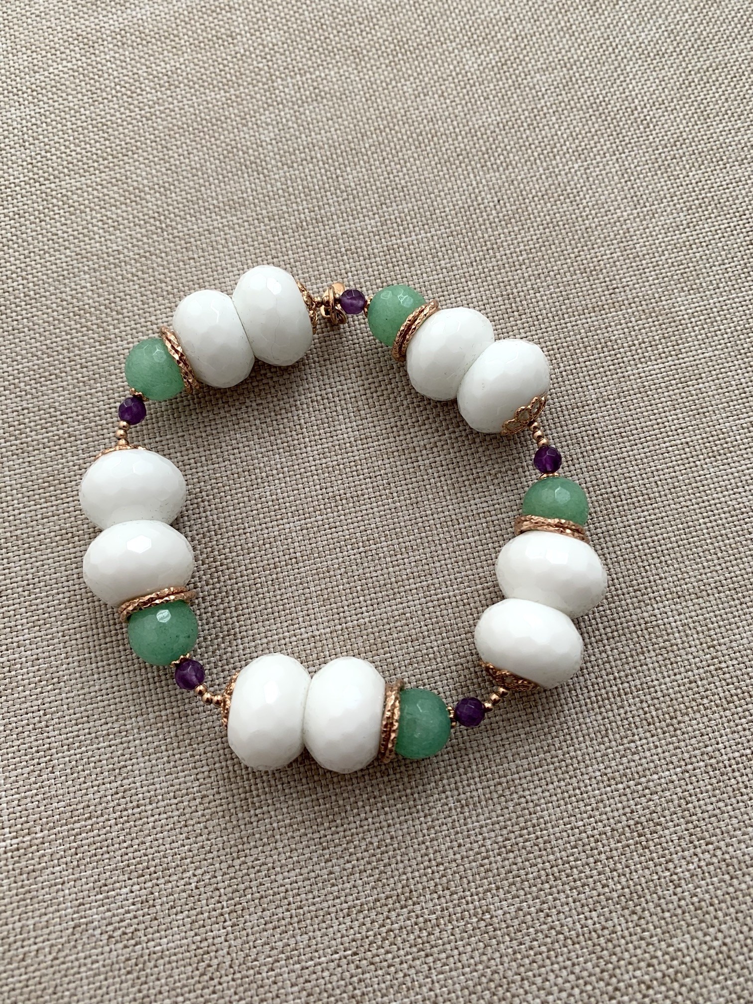 Bracciale con rondelle di agata bianca, giada, ametista e argento placcato oro rosa